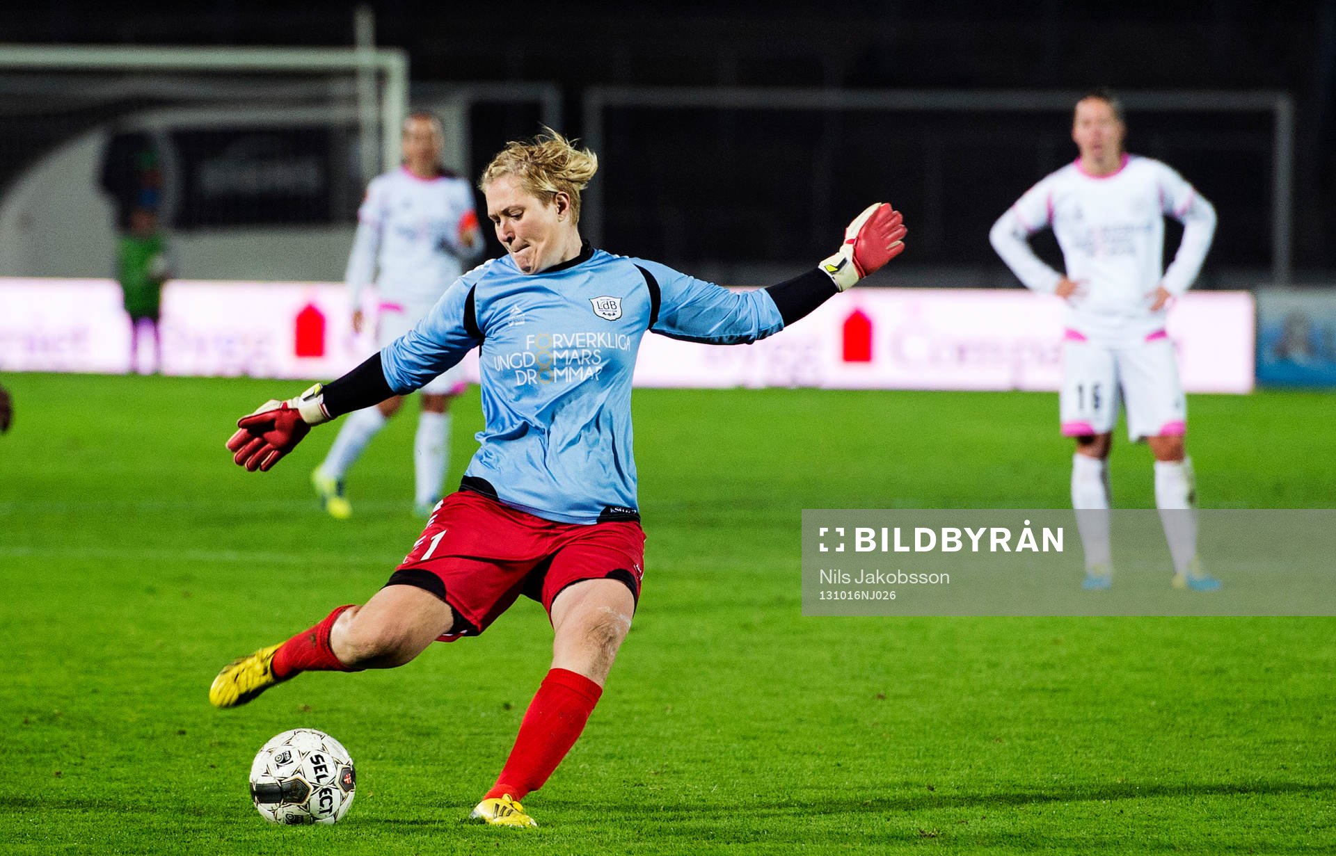 LdB Malmös målvakt Thora Helgadottir är uppe vid