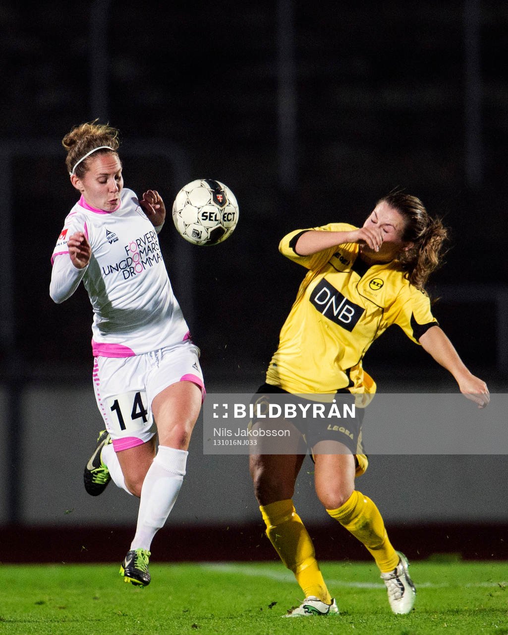 LdB Malmös Manon Melis och Lilleströms Emilie Haavi under fotbollsmatchen i Womens Champions League mellan LDB Malmö och Lilleström den 16 oktober 2013 i Malmö.