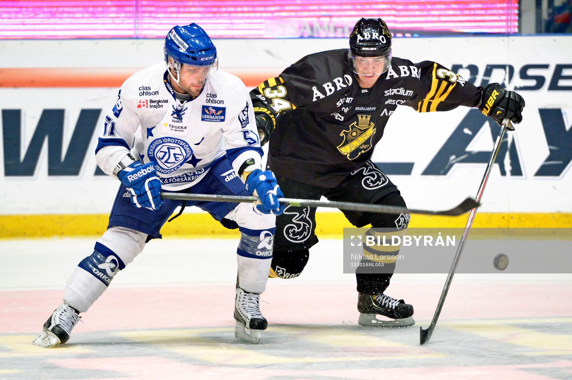 s Michael Lindqvist i kamp om pucken med Leksands Kevin