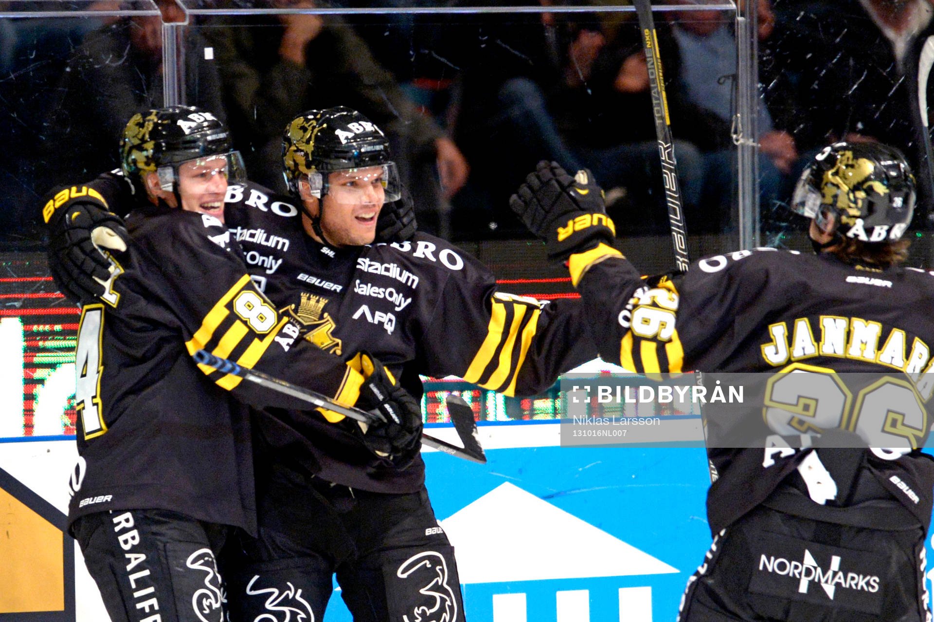 s Patric Blomdahl, Derek Joslin och Mattias Janmark jublar