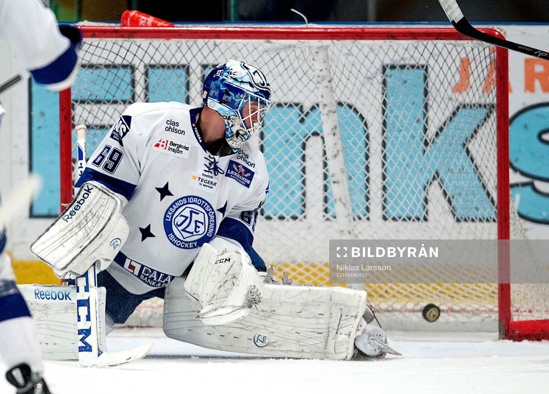 Leksands målvakt Oscar Alsenfelt släpper in ett mål