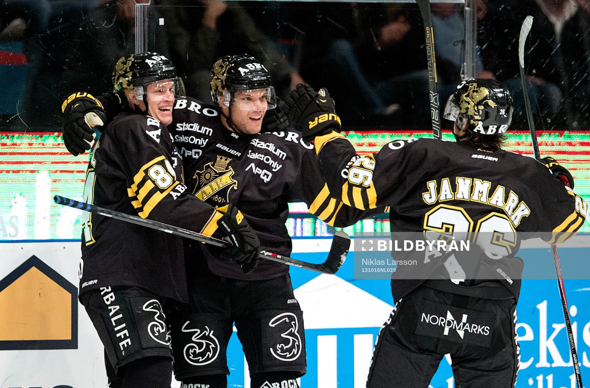 s Derek Joslin jublar med Oscar Ahlström