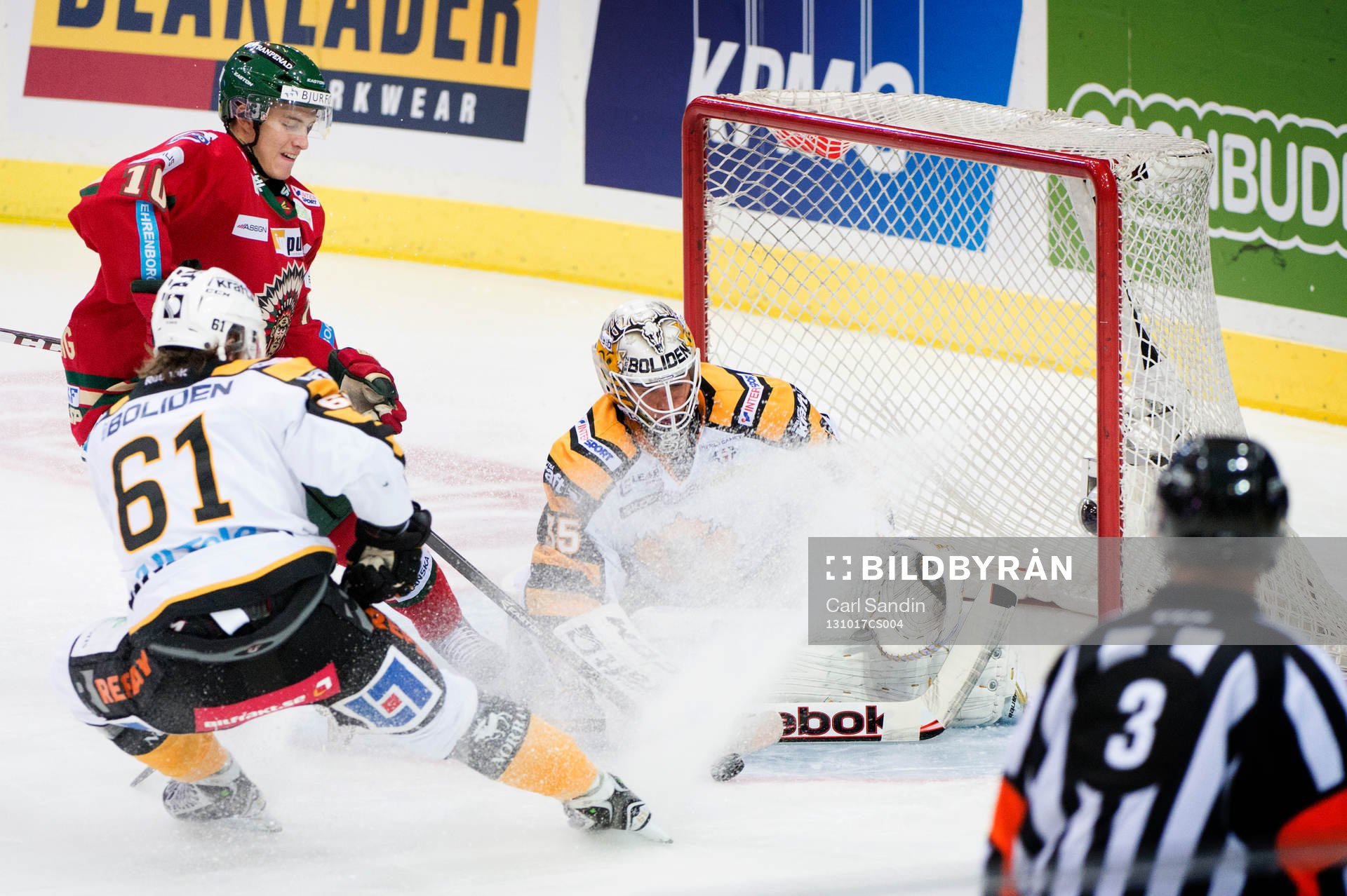 Frölundas Alexander Wennerberg skjuter pucken mot