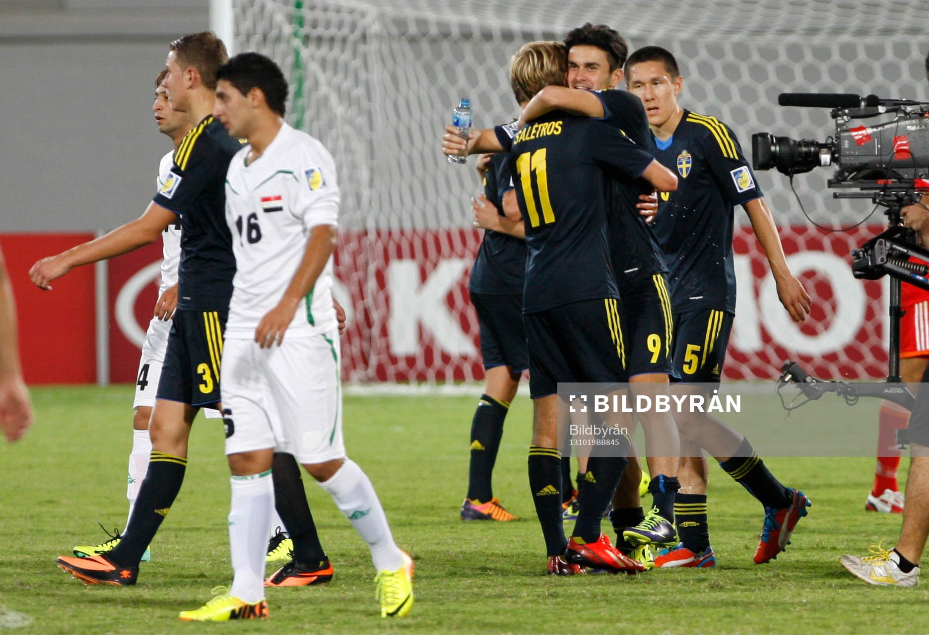 Sveriges Valmir Berisha kramar Anton Saletros och jublar under fotbollsmatchen mellan Sverige och Irak under U17-VM i Al Ain i Förenade Arabemiraten den 19 oktober 2013.