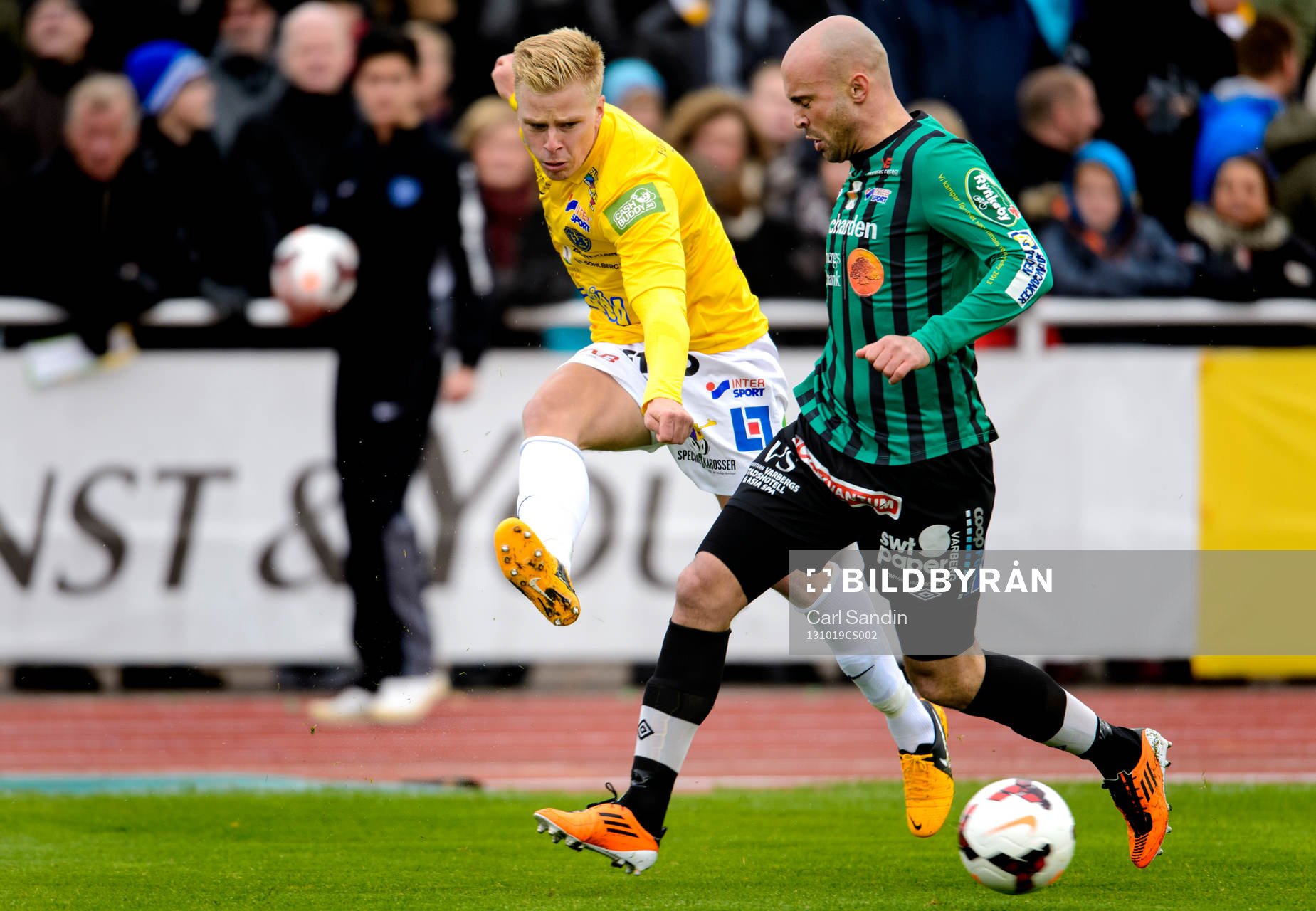 Falkenbergs Per Frick skjuter bollen förbi Varbergs Erkan