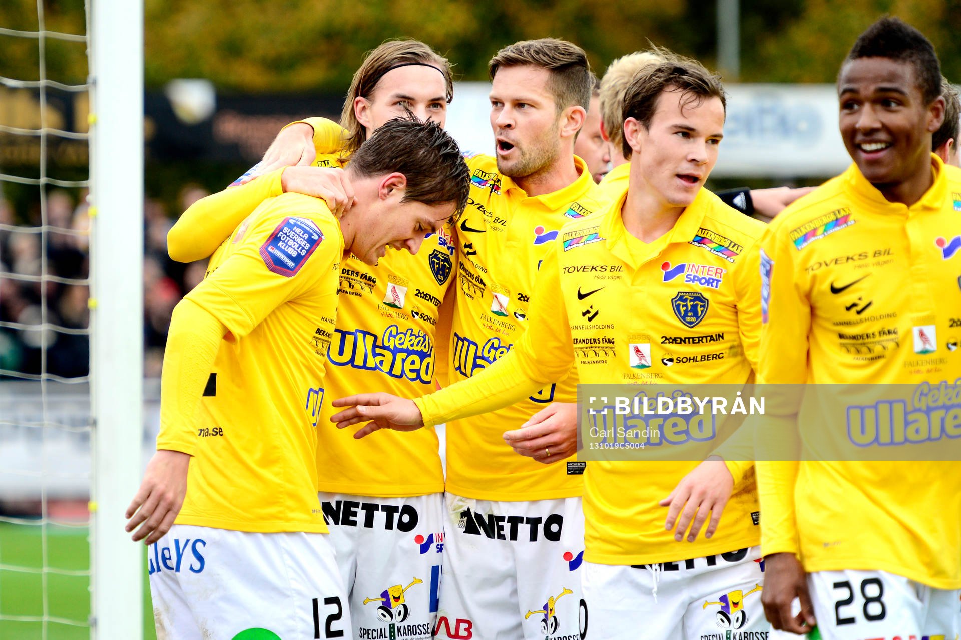 Falkenberg jublar efter 1-0 genom Victor Sköld under fotbollsmatchen i superettan mellan Falkenberg och Varberg den 19 oktober 2013 i Falkenberg.
