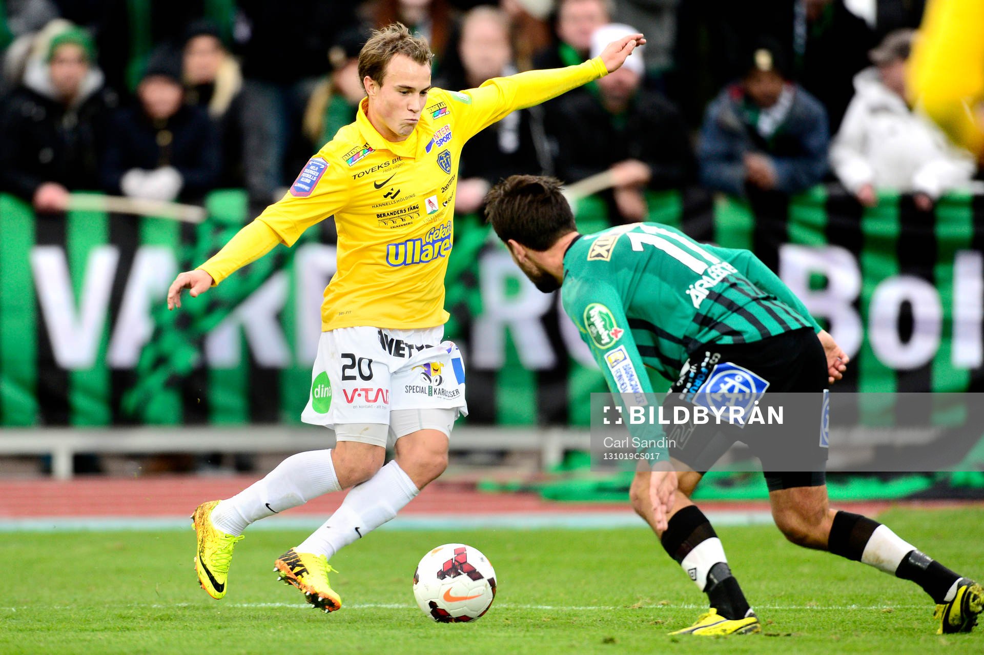 Falkenbergs Calle Wede jagas av Varbergs Armin Tankovic under fotbollsmatchen i superettan mellan Falkenberg och Varberg den 19 oktober 2013 i Falkenberg.