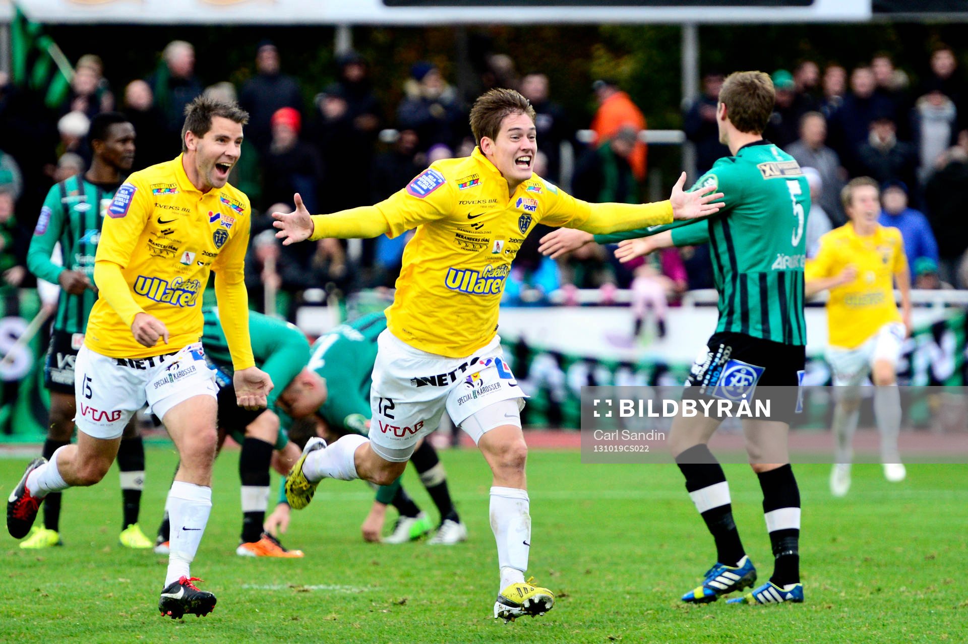 Falkenbergs Victor Sköld jublar med Stefan Rodevåg efter han gjort 2-1 under fotbollsmatchen i superettan mellan Falkenberg och Varberg den 19 oktober 2013 i Falkenberg.