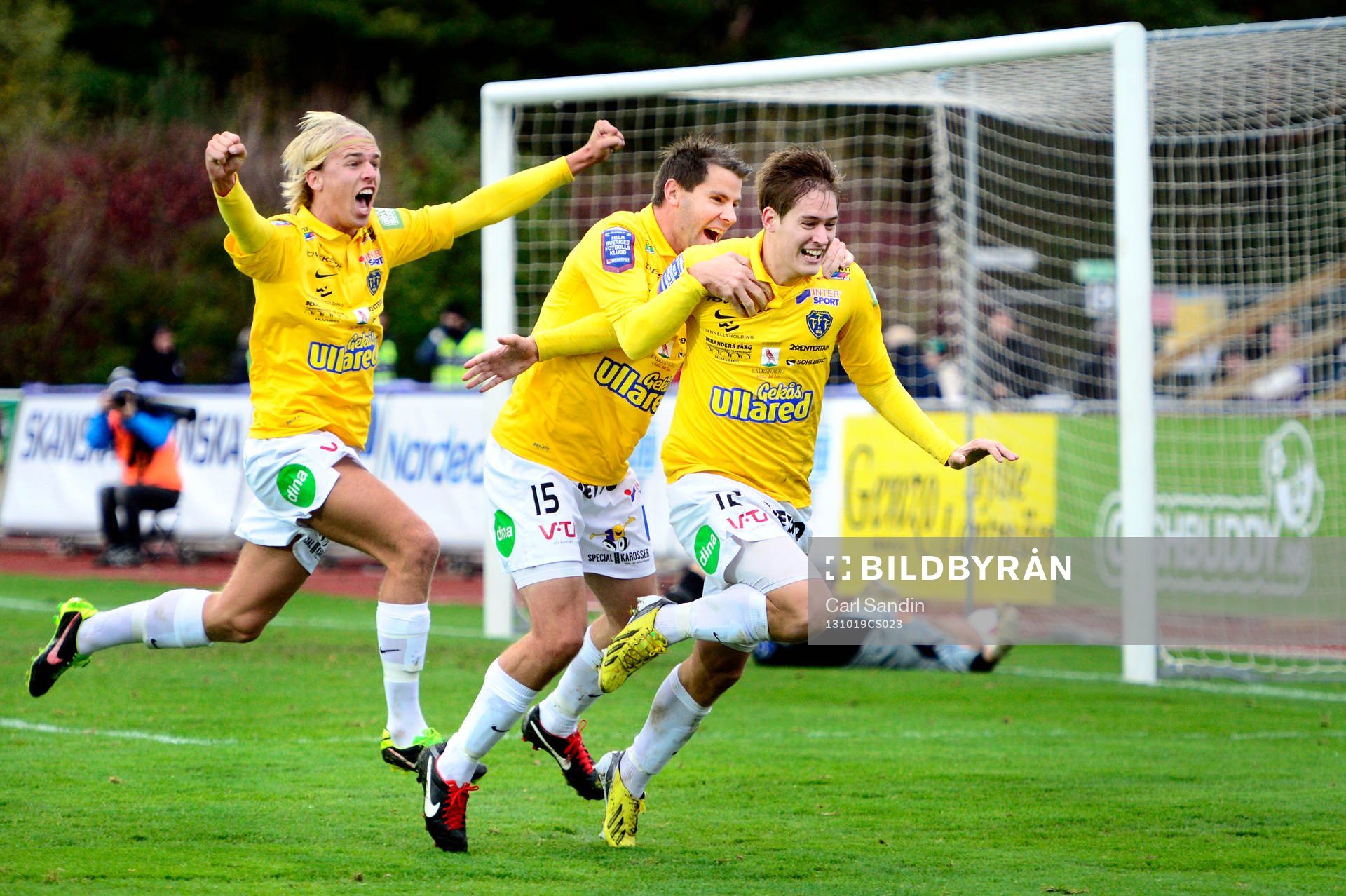 Falkenbergs Victor Sköld firas av Stefan Rodevåg och Carl-Oscar Andersson efter att han gjort 2-1 under fotbollsmatchen i superettan mellan Falkenberg och Varberg den 19 oktober 2013 i Falkenberg.