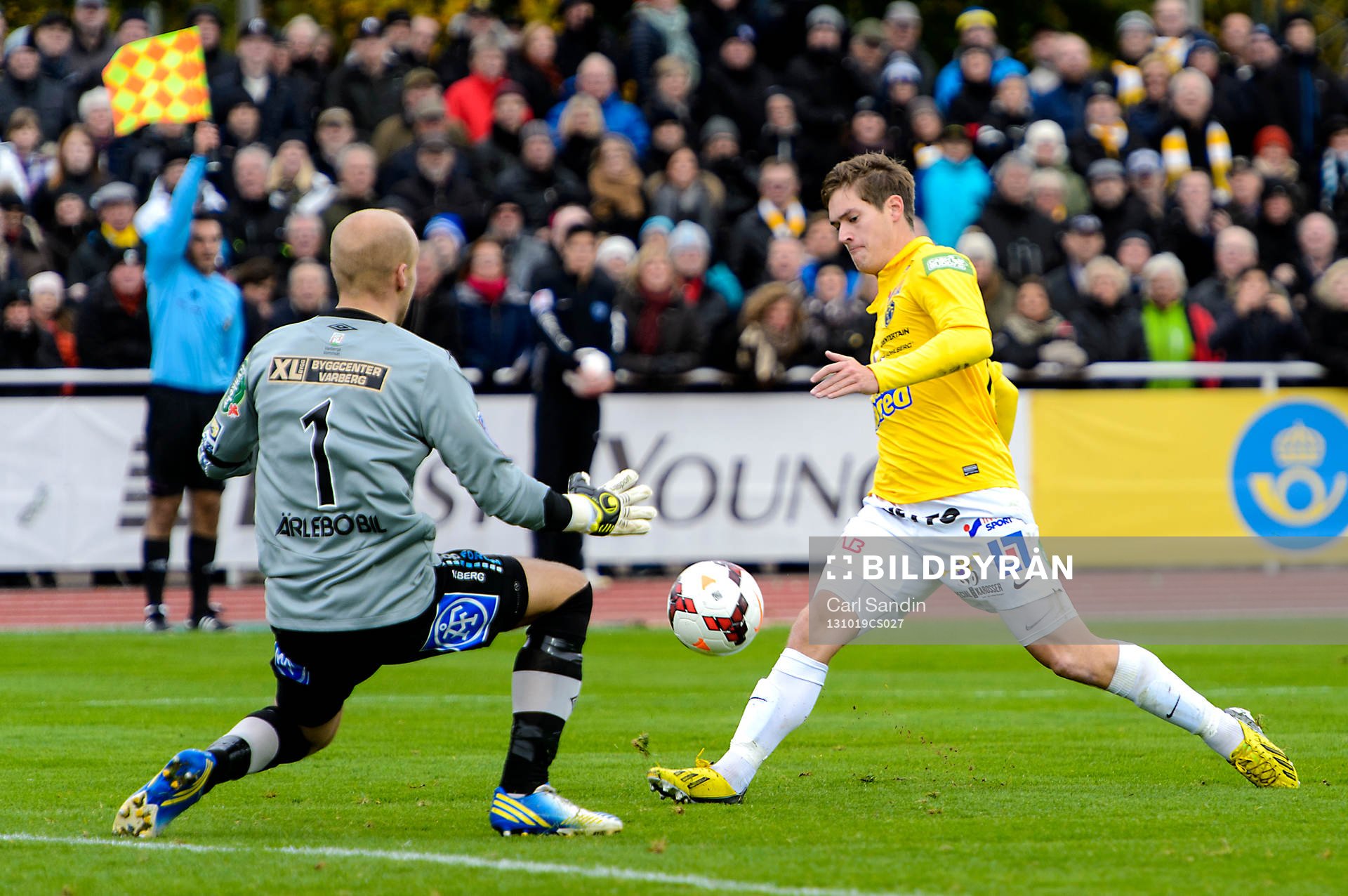 Falkenbergs Victor Sköld skjuter mot Varbergs målvakt