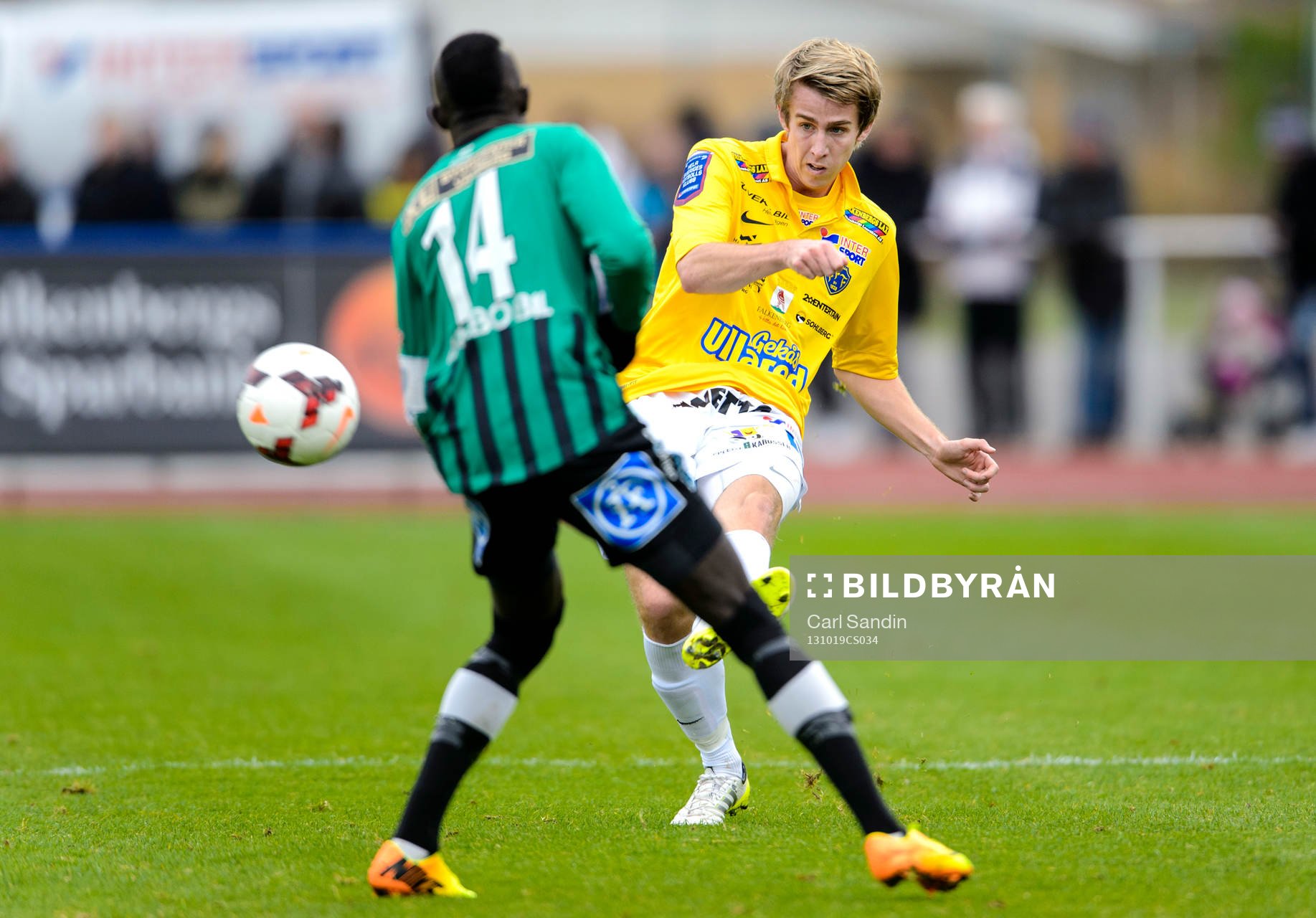 Falkenbergs Adam Eriksson skjuter bollen