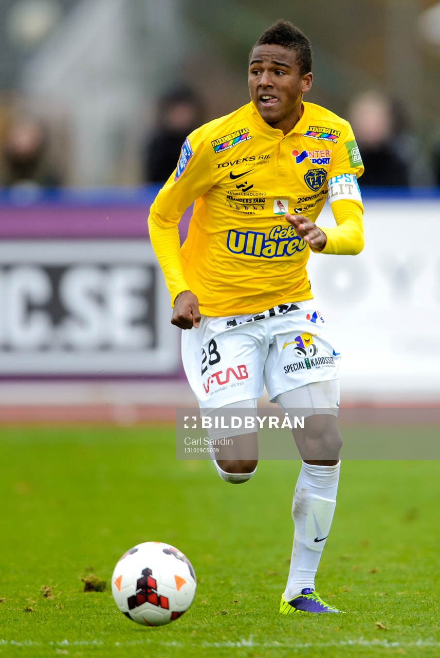 Falkenbergs Niclas Eliasson med bollen