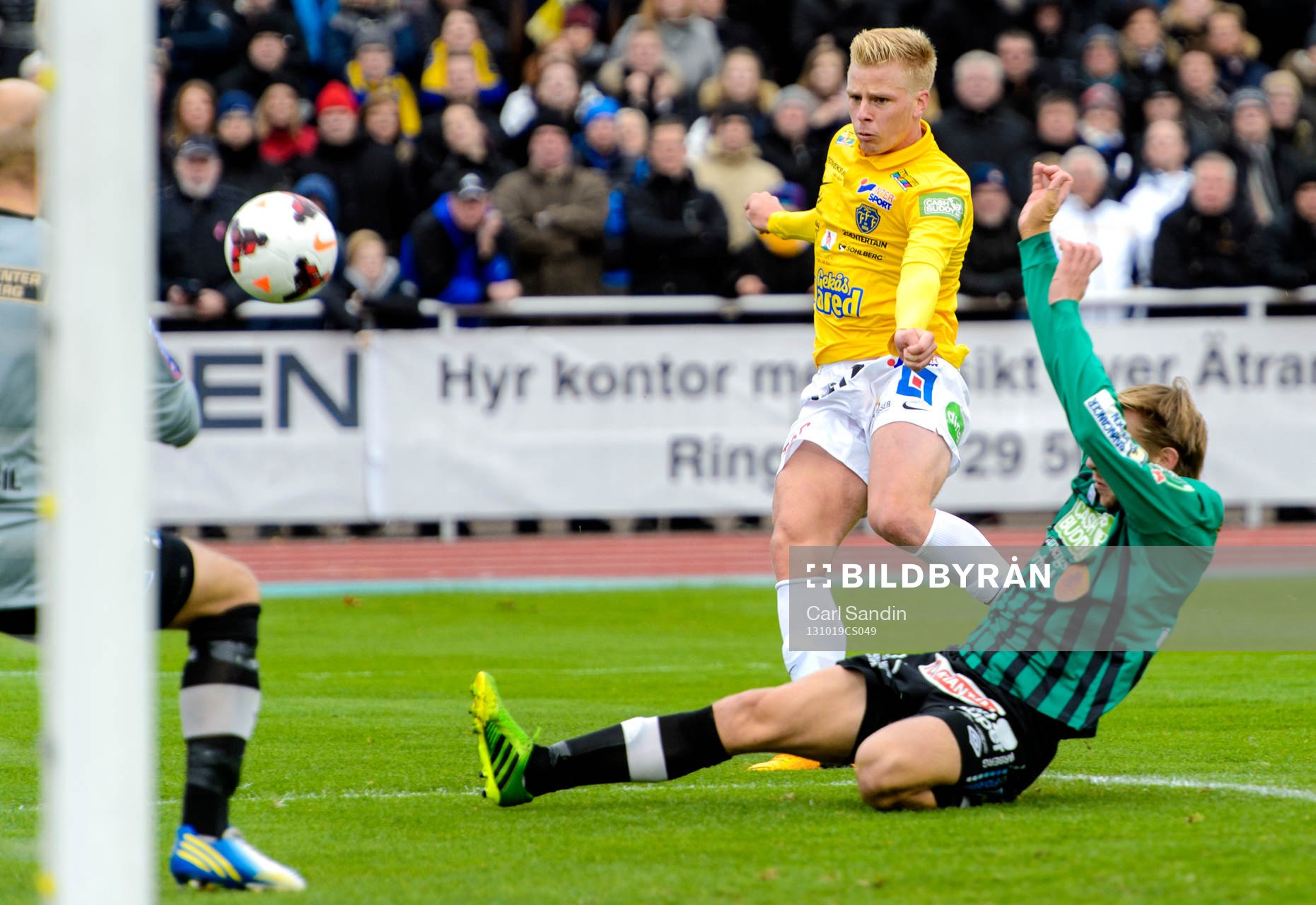 Falkenbergs Per Frick skjuter mot mål