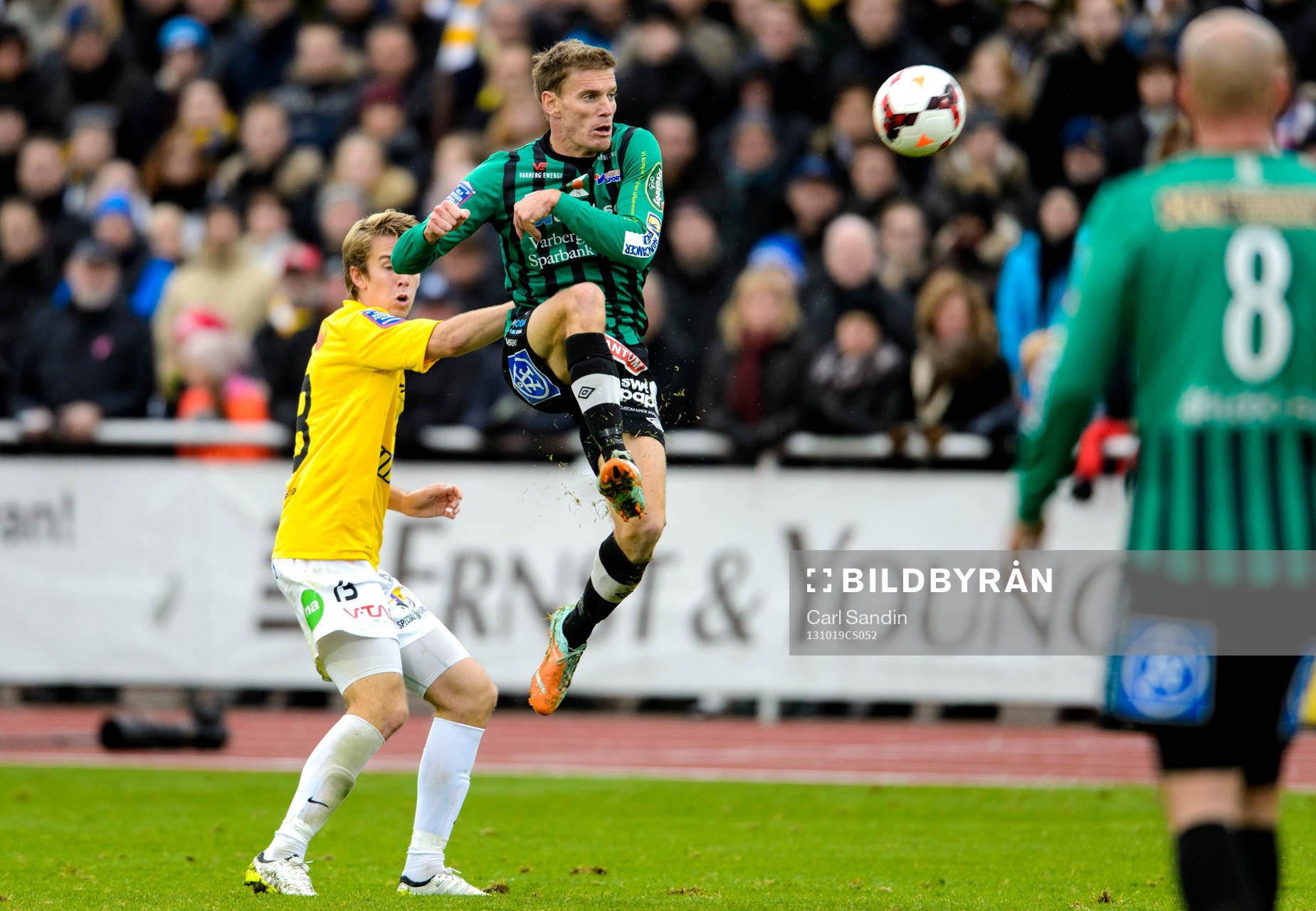 Varbergs Karl Söderström (h) hoppar och sparkar bollen