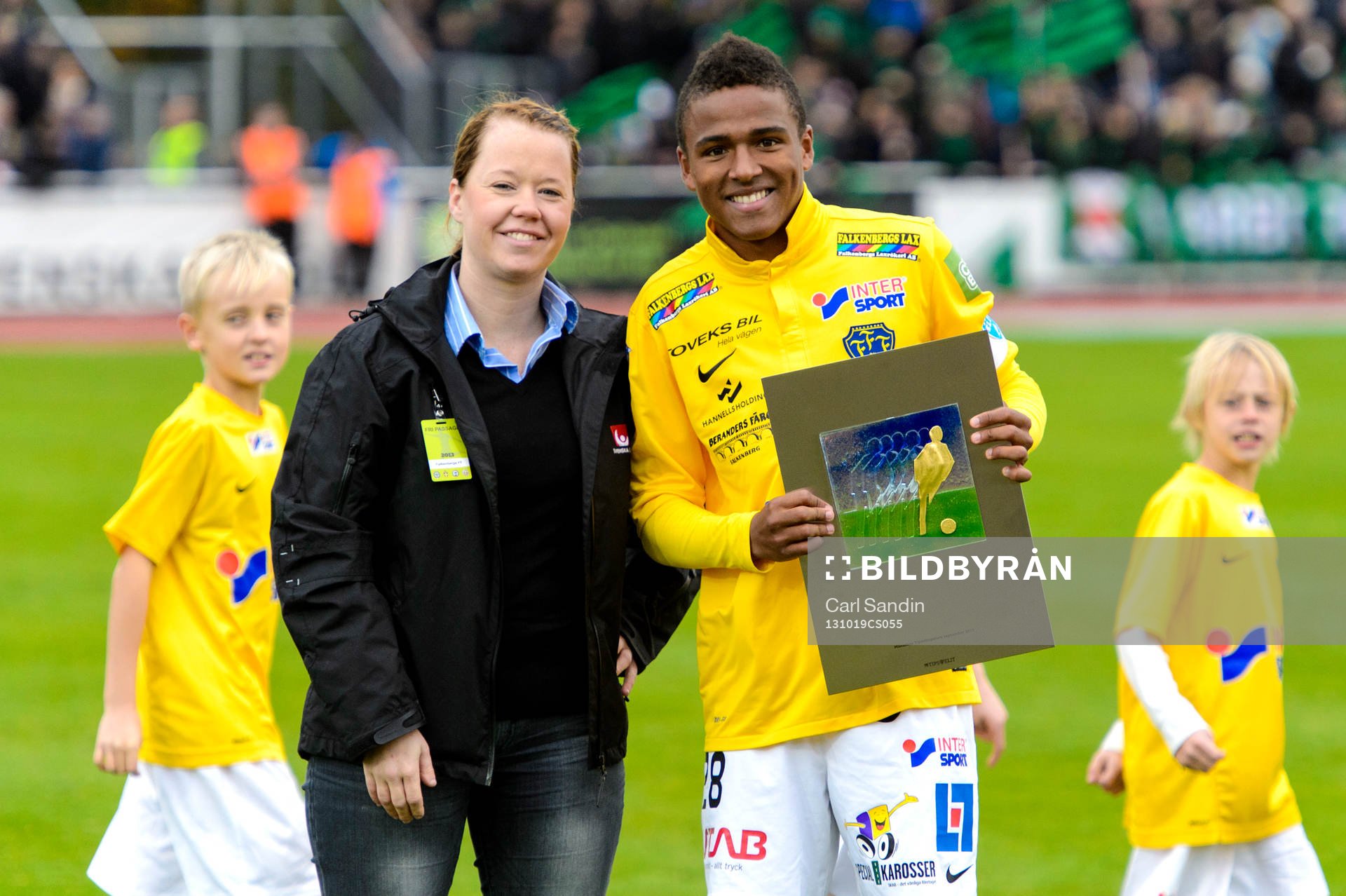 Falkenbergs Niclas Eliasson (h) får priset månades