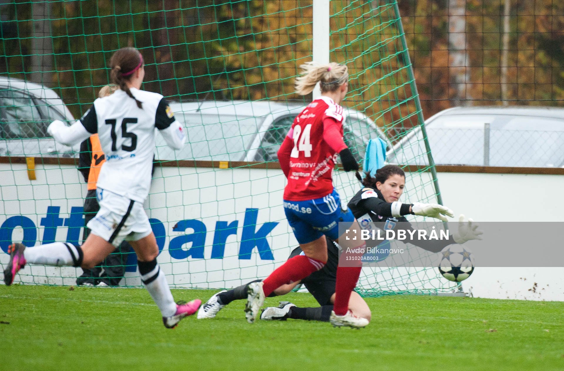 Örebros målvakt Stephanie Labbé rensr framför Vittsjös