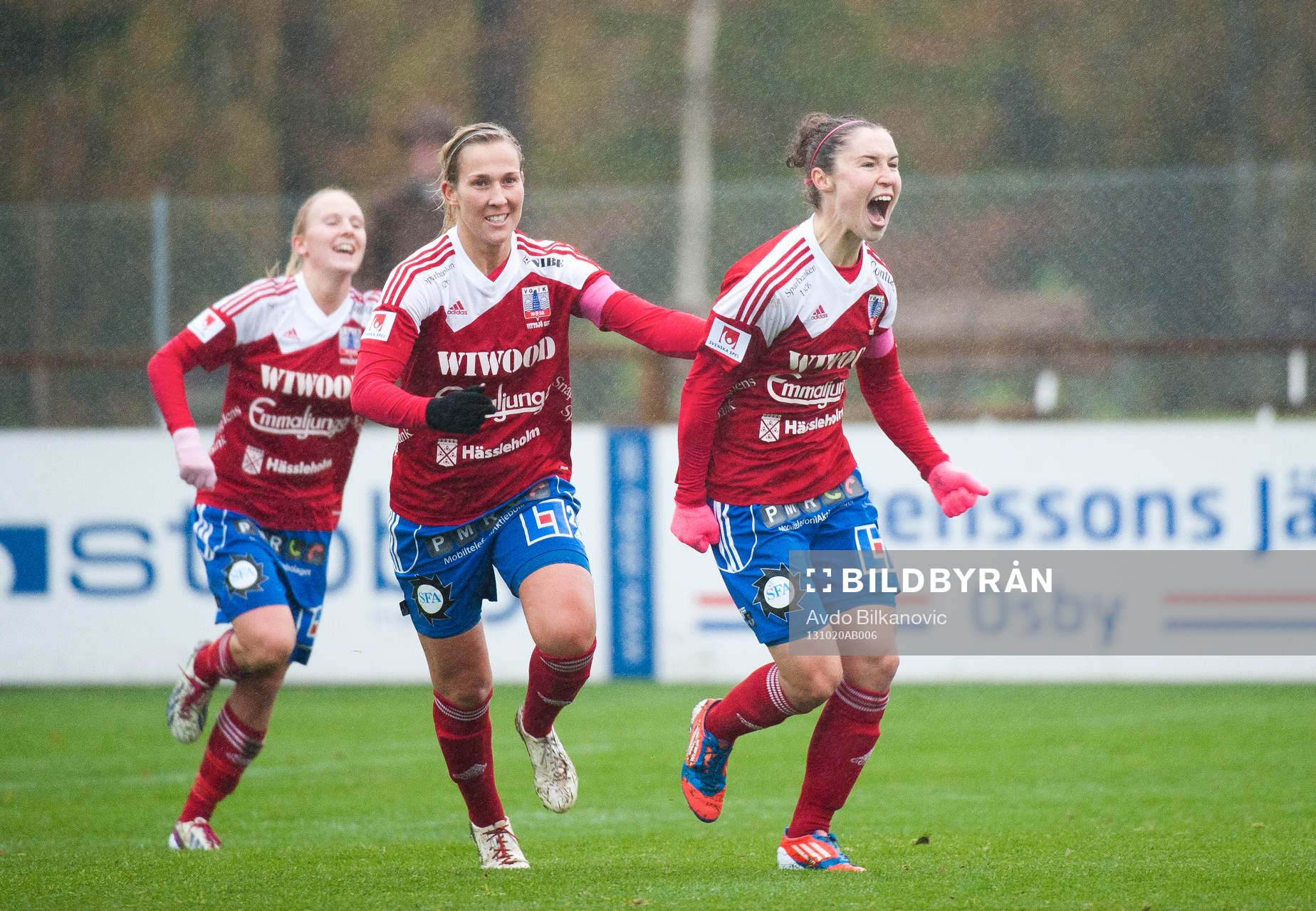 Vittsjös Jane Ross  jublar, jagas av Kirsty Yallop