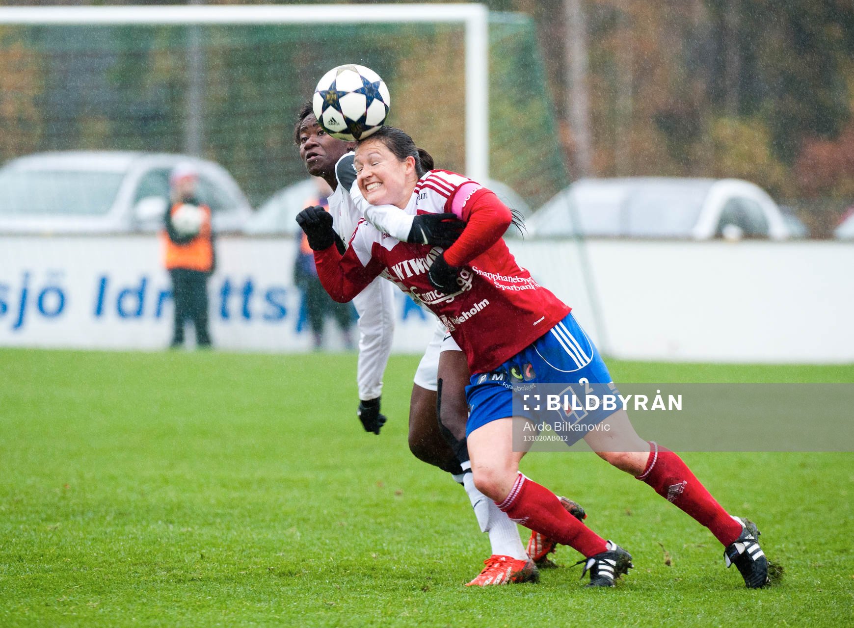 Vittsjös Kendall Flöetcher och Örebros Sarah Michael under damallsvenska matchen mellan Vittsjö och Örebro den 20 oktober 2013 i Vittsjö