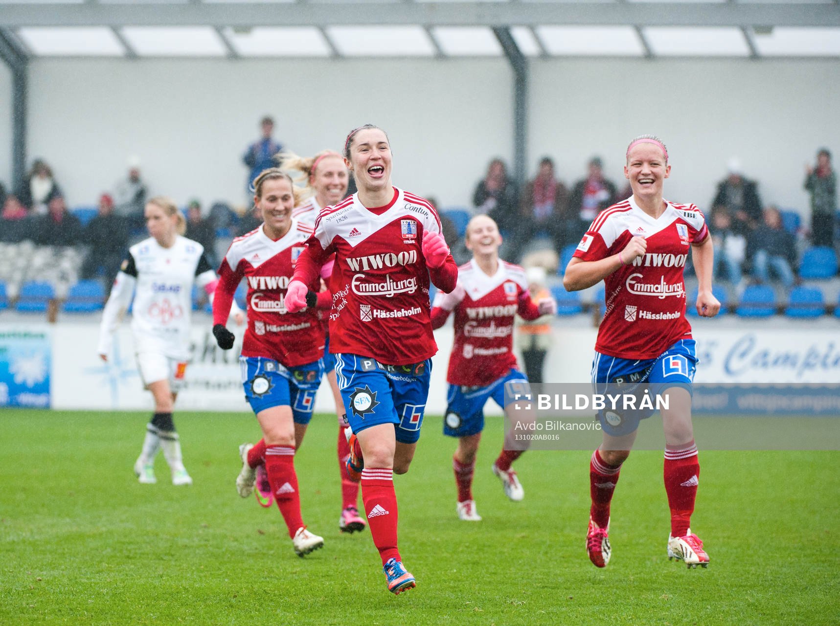 Vittsjös Jane Ross  jublar och Örebros spelare deppar i