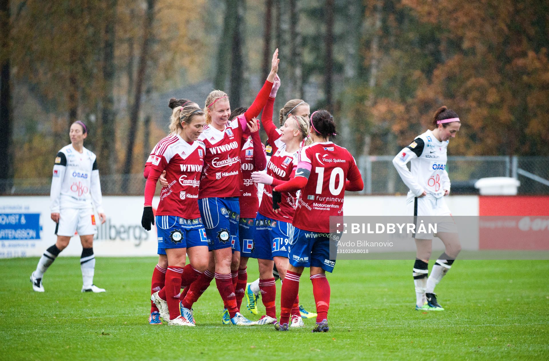 Vittsjös Emma Sjödahl jublar och Örebros spelare deppar