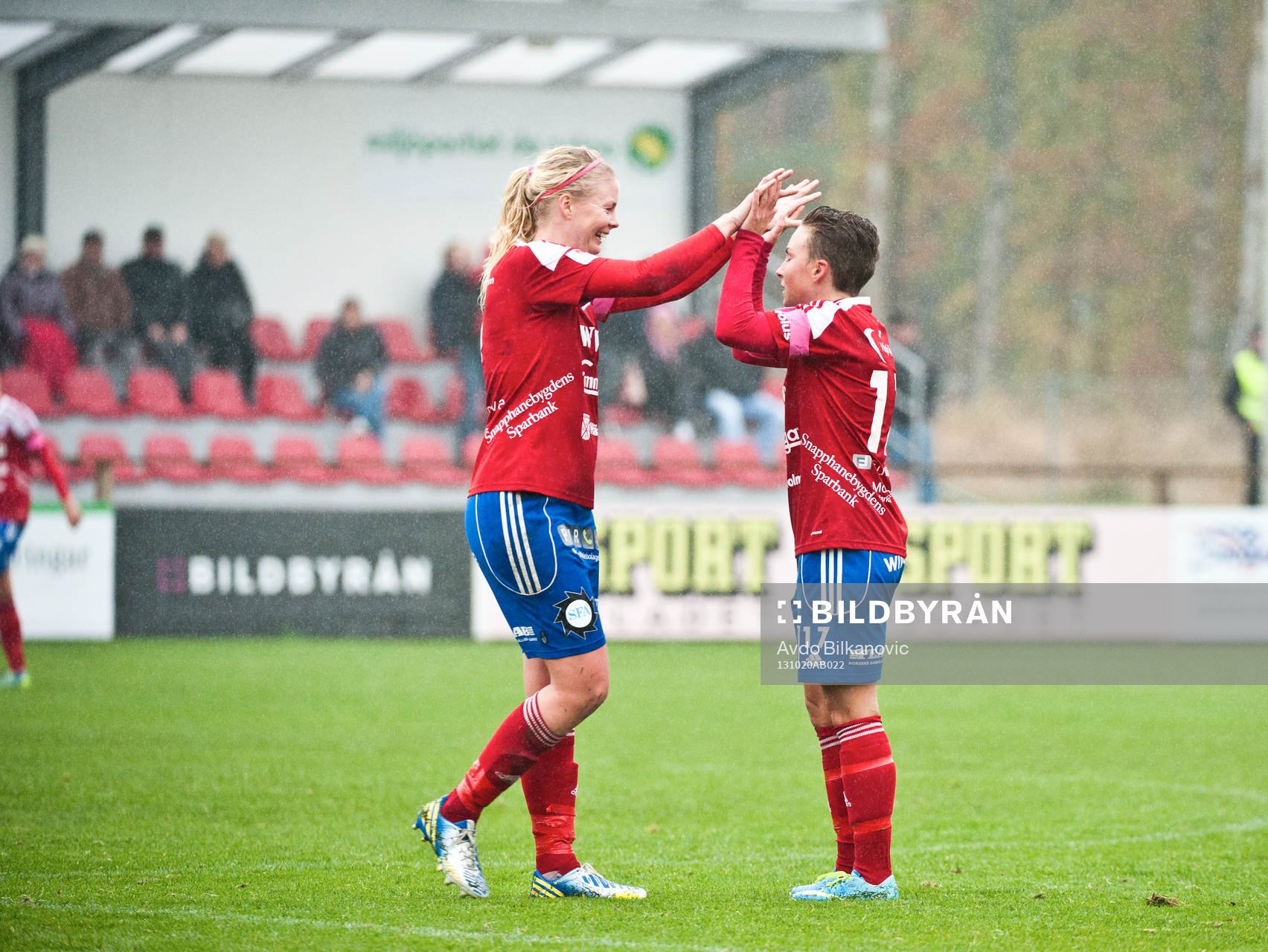 Vittsjös Emma Andersson och Elin Nilsen jublar under damallsvenska matchen mellan Vittsjö och Örebro den 20 oktober 2013 i Vittsjö 