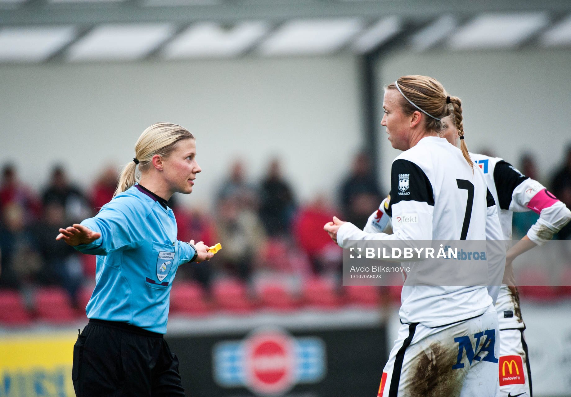 Domare Sandra Fogelberg under damallsvenska matchen mellan Vittsjö och Örebro den 20 oktober 2013 i Vittsjö 
