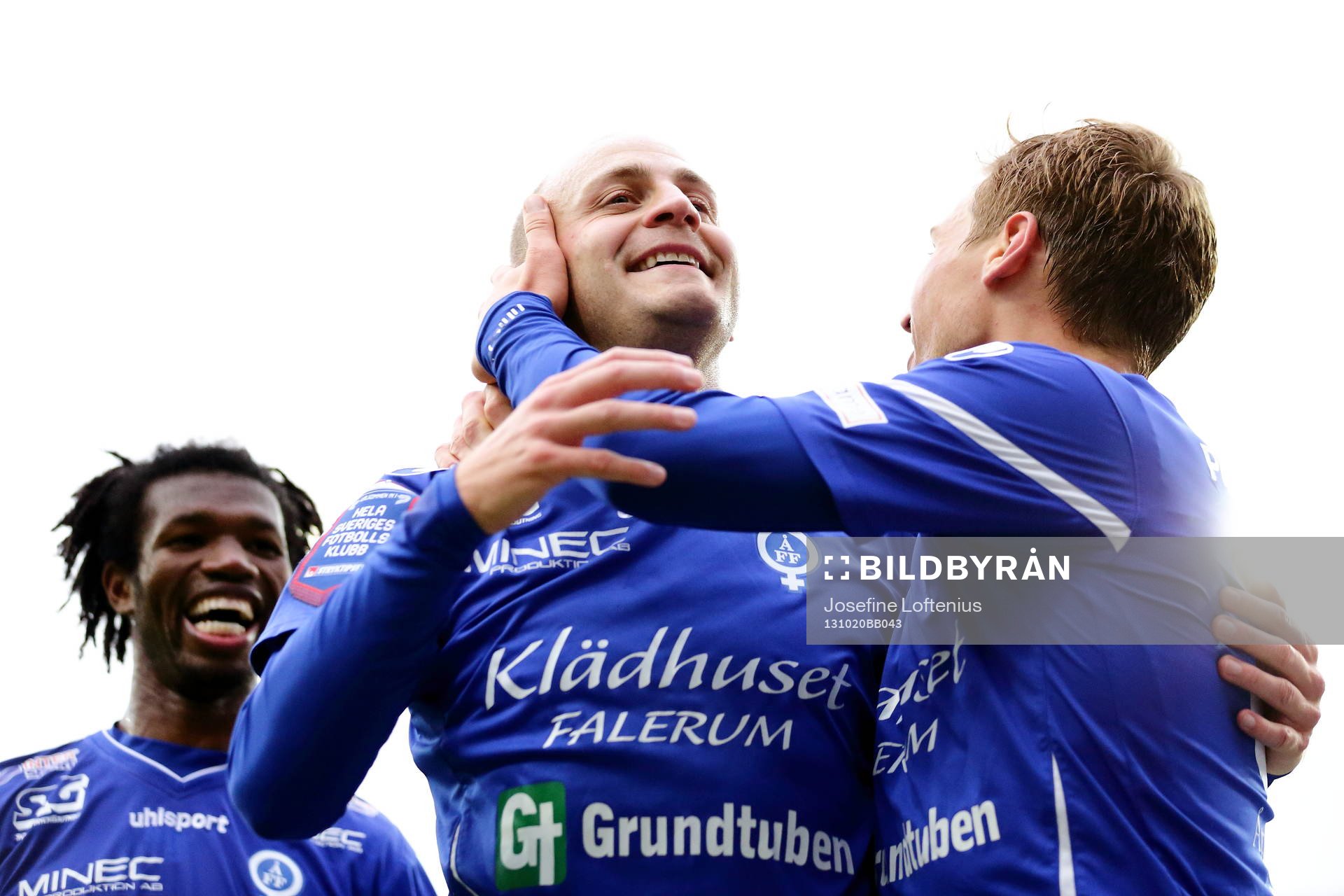 Daniel Sjölund har gjort mål på straff och jublar och kramas om av Martin Christensen i matchen mellan Åtvidaberg och Helsingborg i Allsvenskan i fotboll den 20 oktober 2013 i Åtvidaberg.