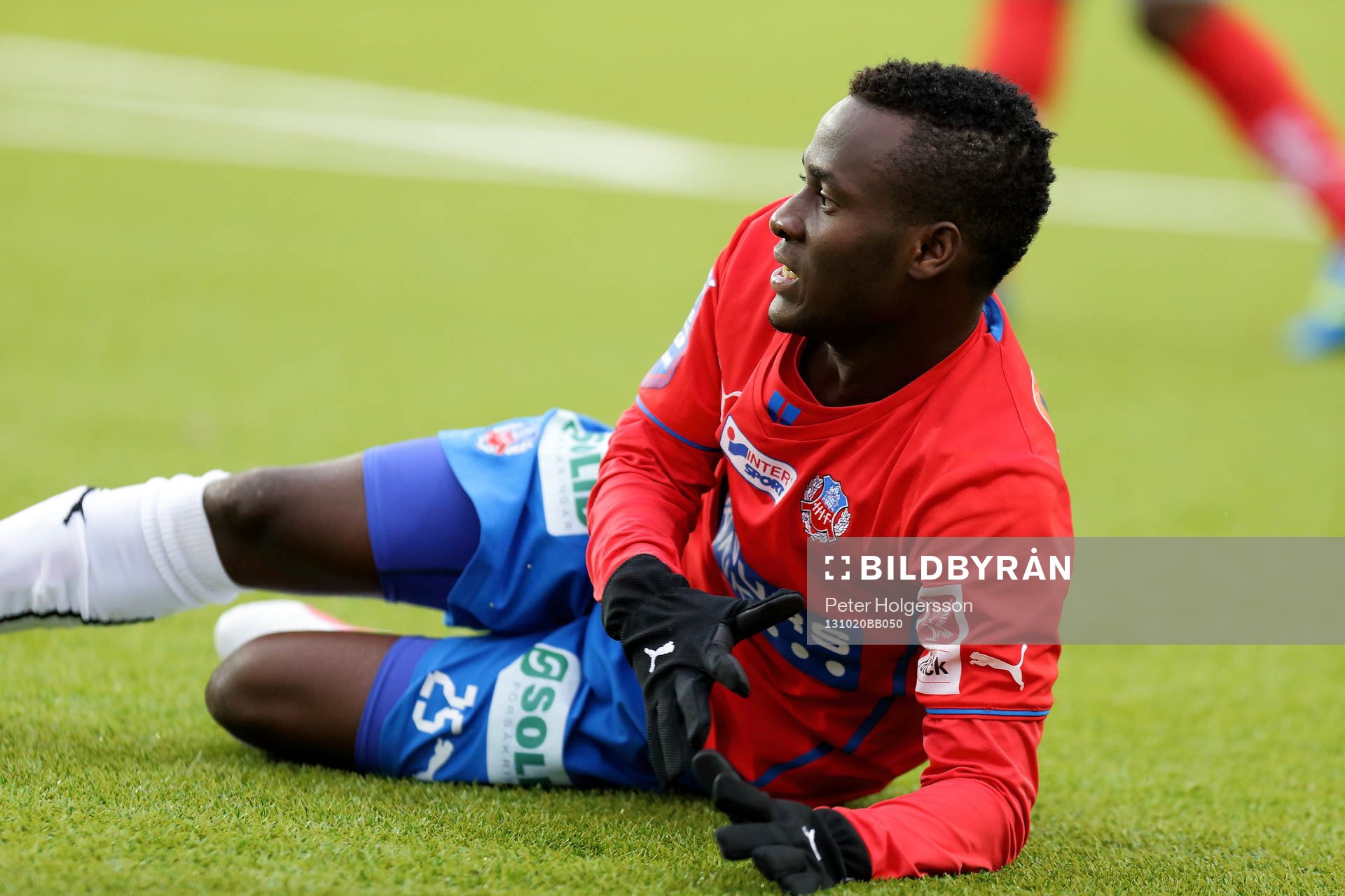 Liggande Helsingborgs David Accam i matchen mellan