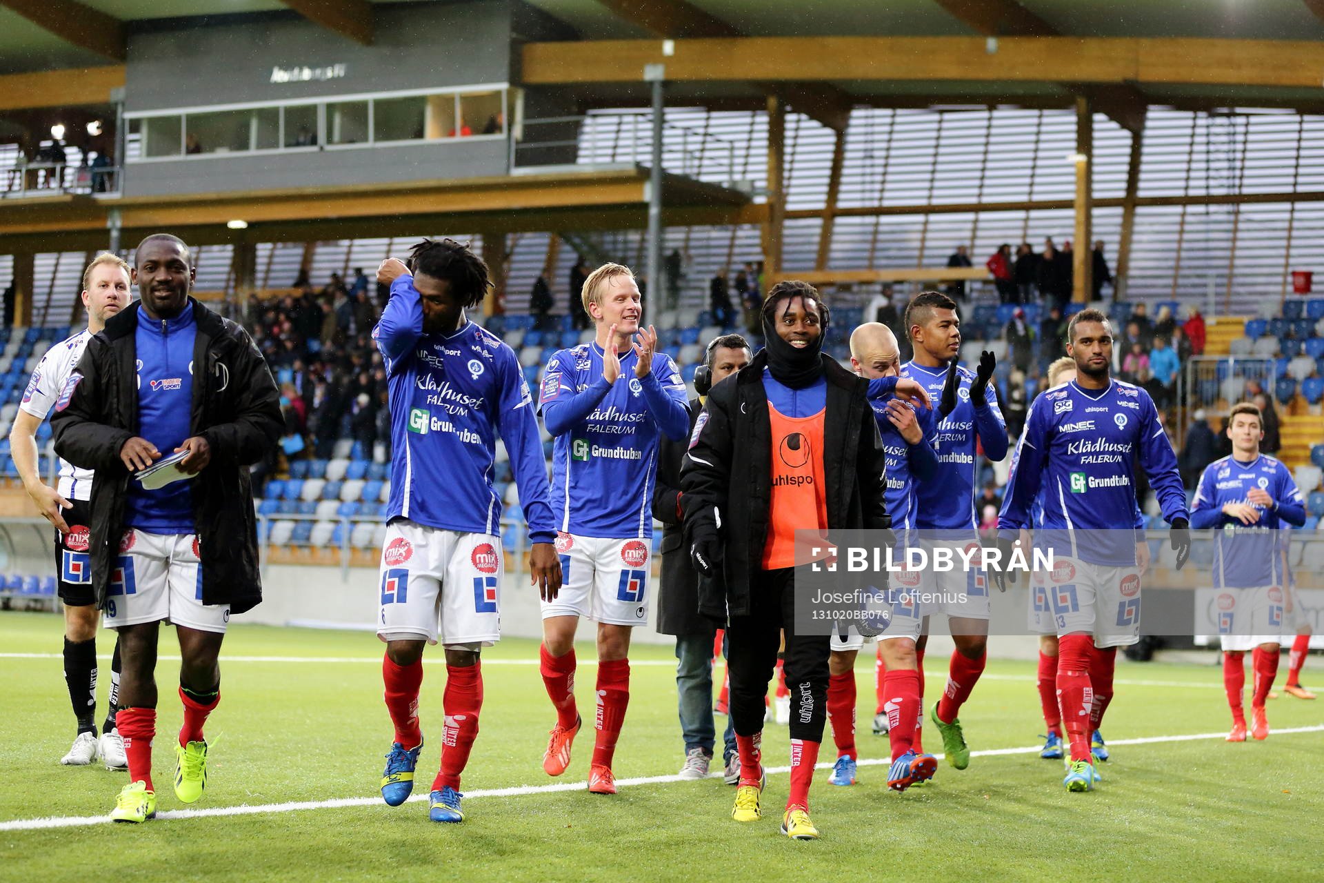 Åtvidaberg tackar publiken i matchen mellan Åtvidaberg
