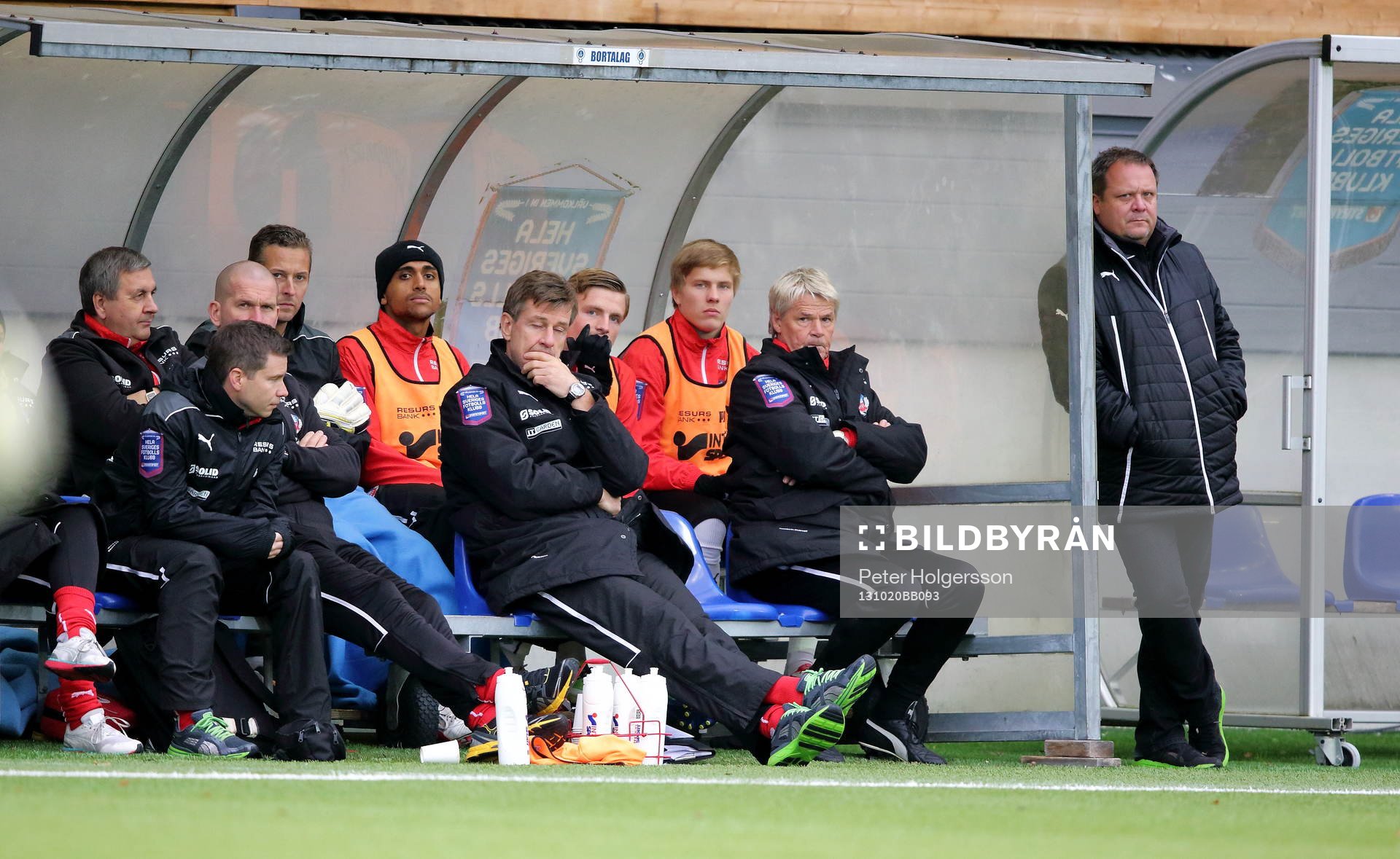 Stående Helsingborgs tränare Roar Hansen och en bekymrad
