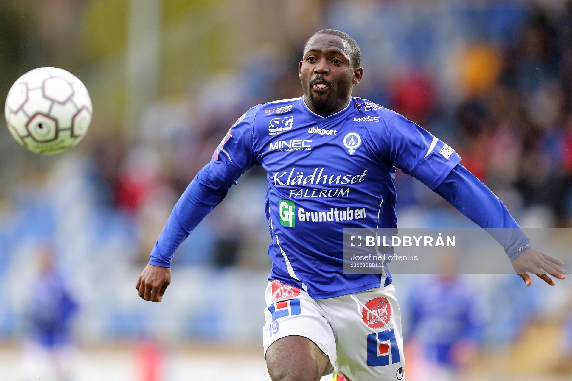 Åtvidabergs John Owoeri jagar bollen i matchen mellan