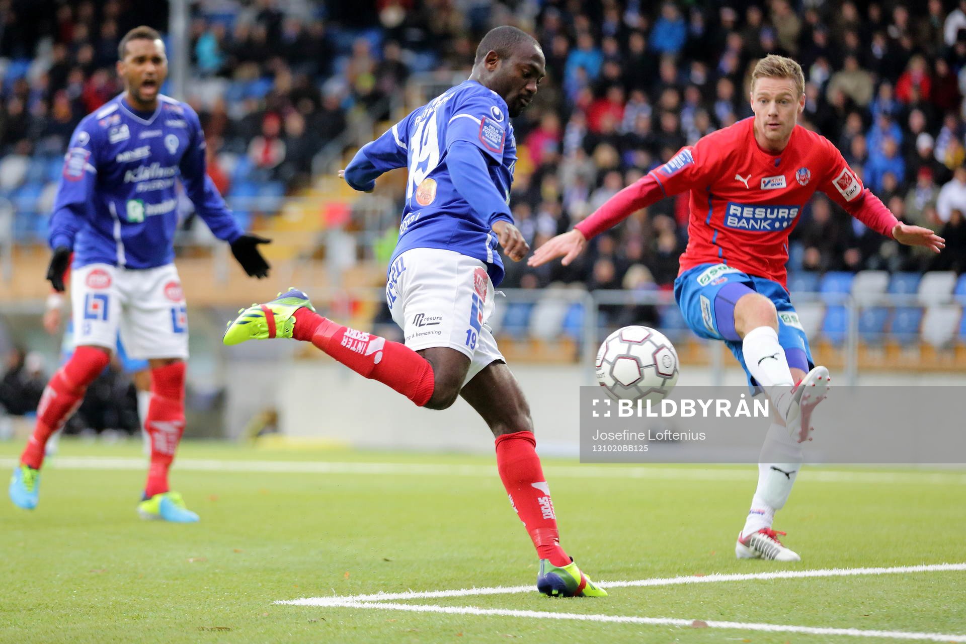 Åtvidabergs John Owoeri skjuter och Helsingborgs Arnor