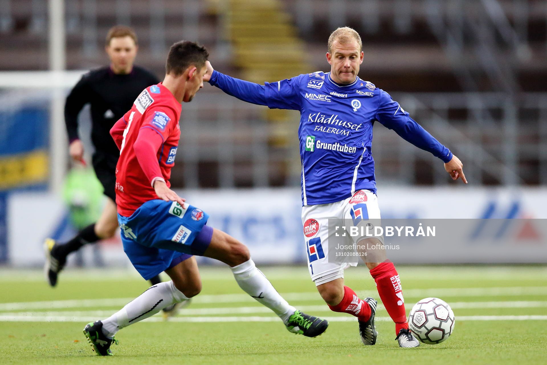 Åtvidabergs Kristian Bergström i kamp om bollen med