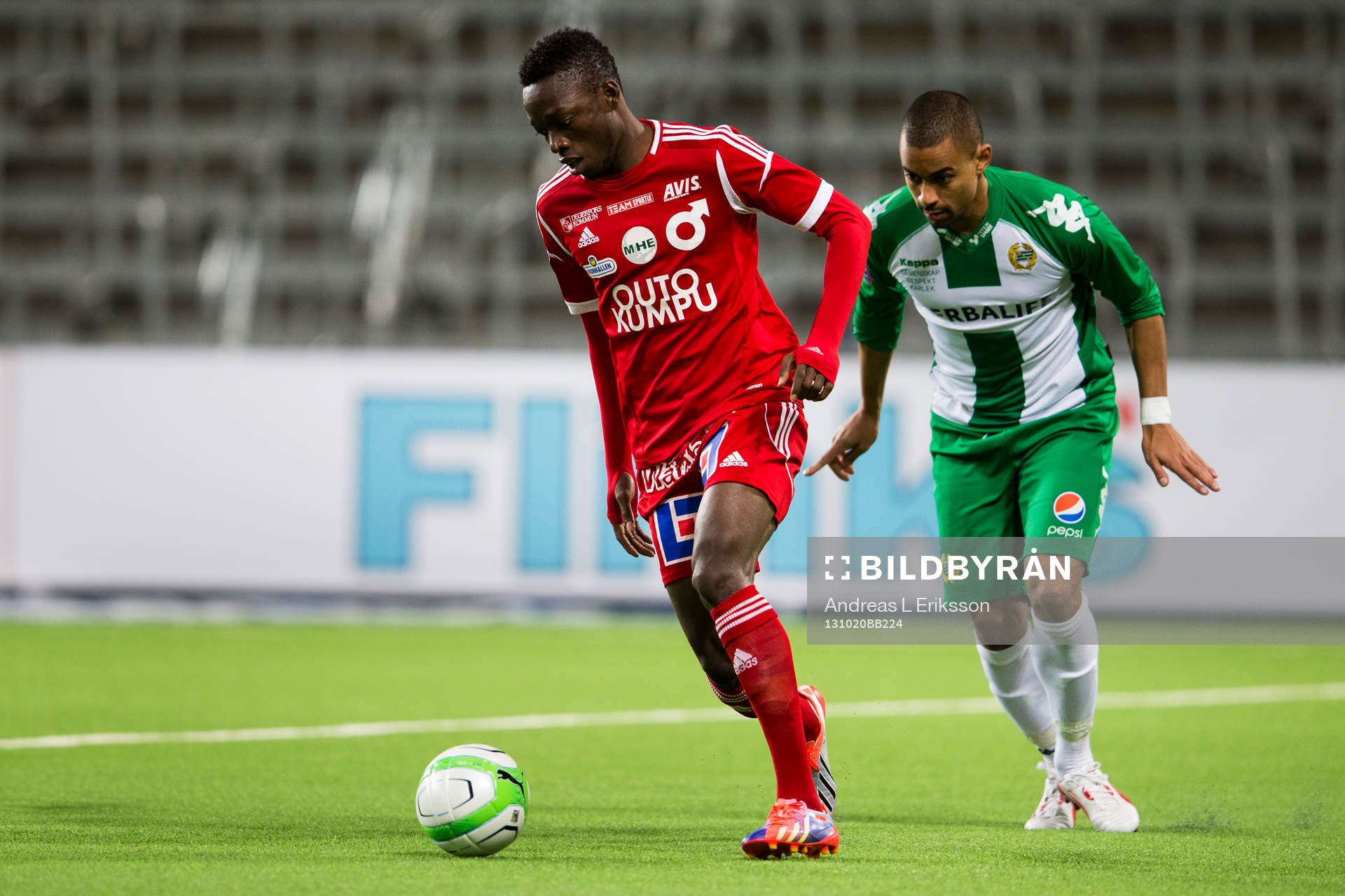 Degerfors Amadaiya Rennie med bollen tätt följd av Hammarbys Billy Berntsson under fotbollsmatchen i Superettan mellan Hammarby och Degerfors den 20 oktober 2013 i Stockholm. 