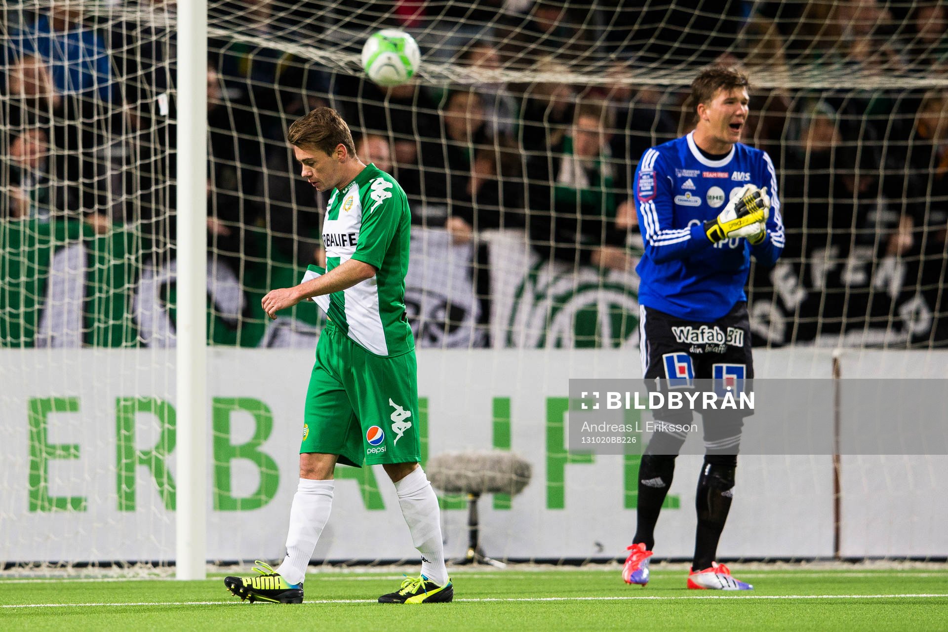 Hammarbys Nikolas Ledgerwood deppar och Degerfors målvakt