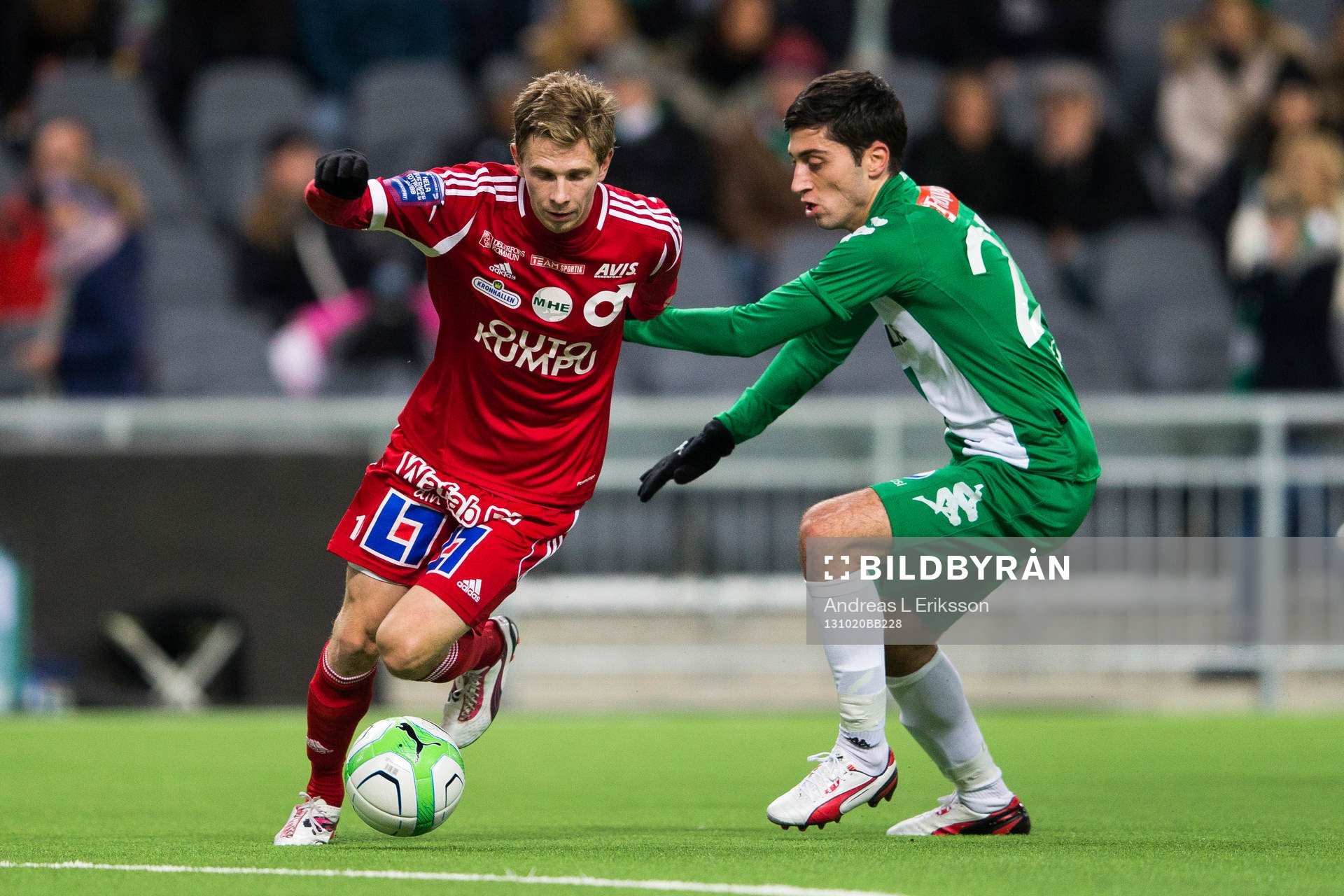 Degerfors Johan Bertilsson i i kamp om bollen med Hammarbys