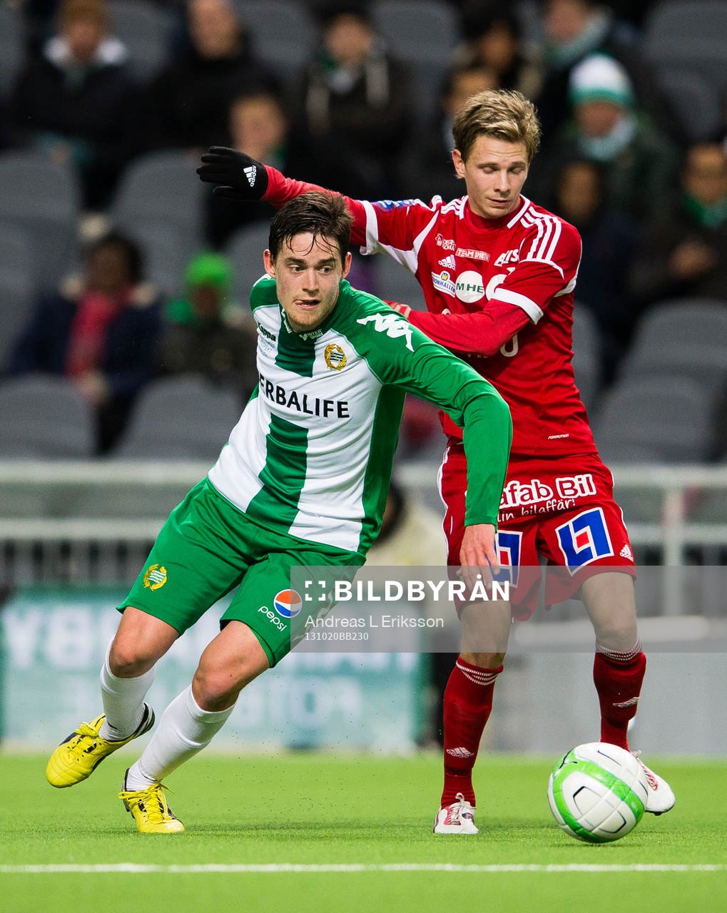 Hammarbys Robin Tranberg i kamp om bollen med Degerfors