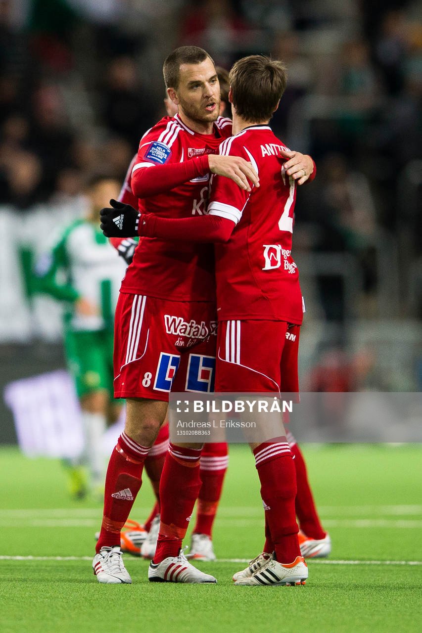 Degerfors Andreas Holmberg och Patrik Anttonen kramar om varandra efter fotbollsmatchen i Superettan mellan Hammarby och Degerfors den 20 oktober 2013 i Stockholm.