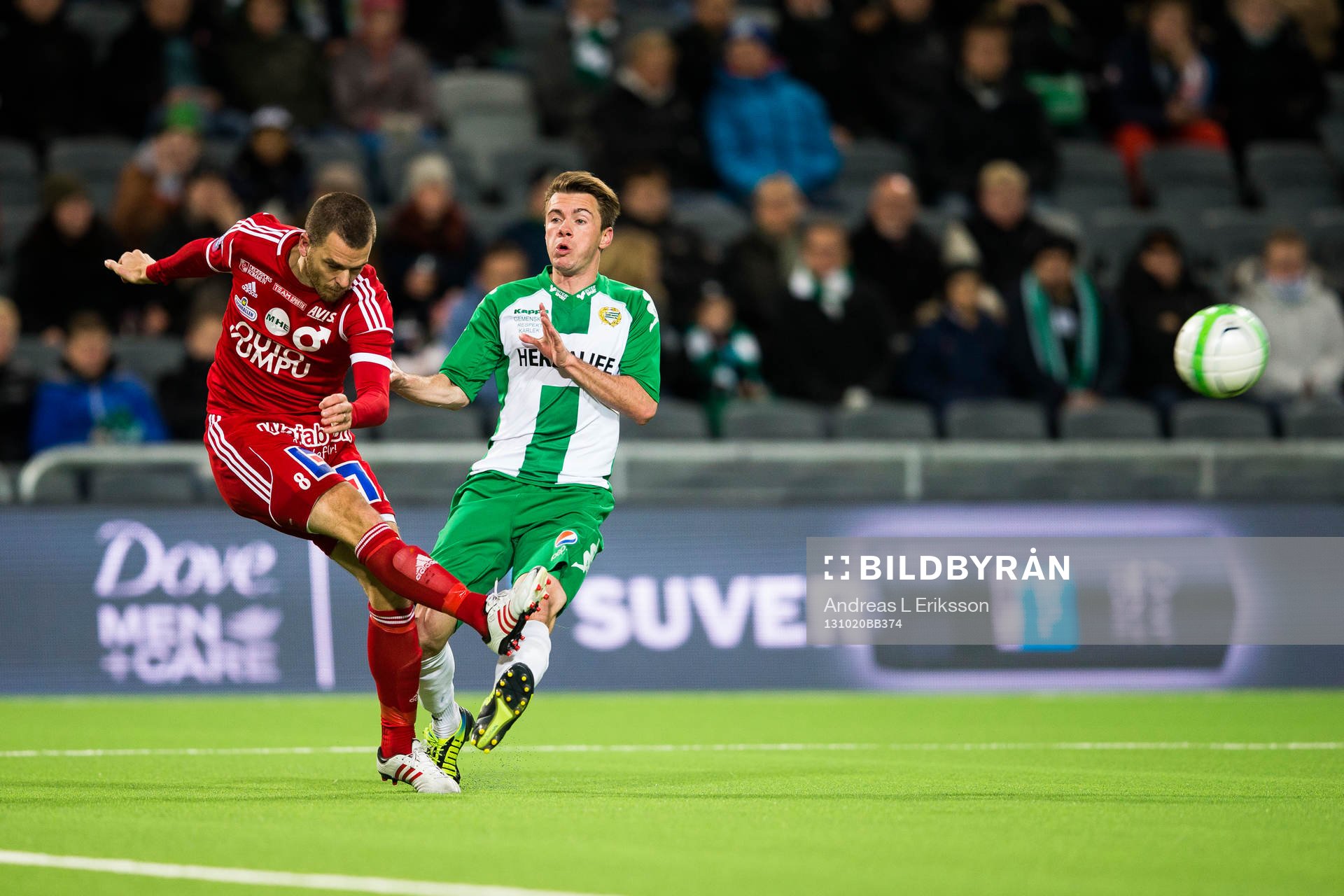 Degerfors Andreas Holmberg resnar undan bollen framför Hammarbys Nikolas Ledgerwood under fotbollsmatchen i Superettan mellan Hammarby och Degerfors den 20 oktober 2013 i Stockholm. 