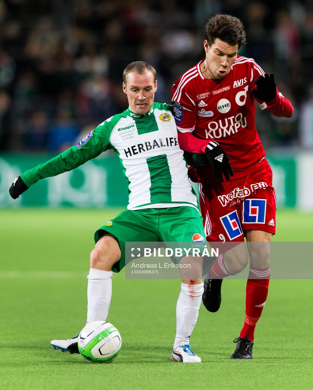 Hammarbys Christoffer Carlsson i kamp om bollen med