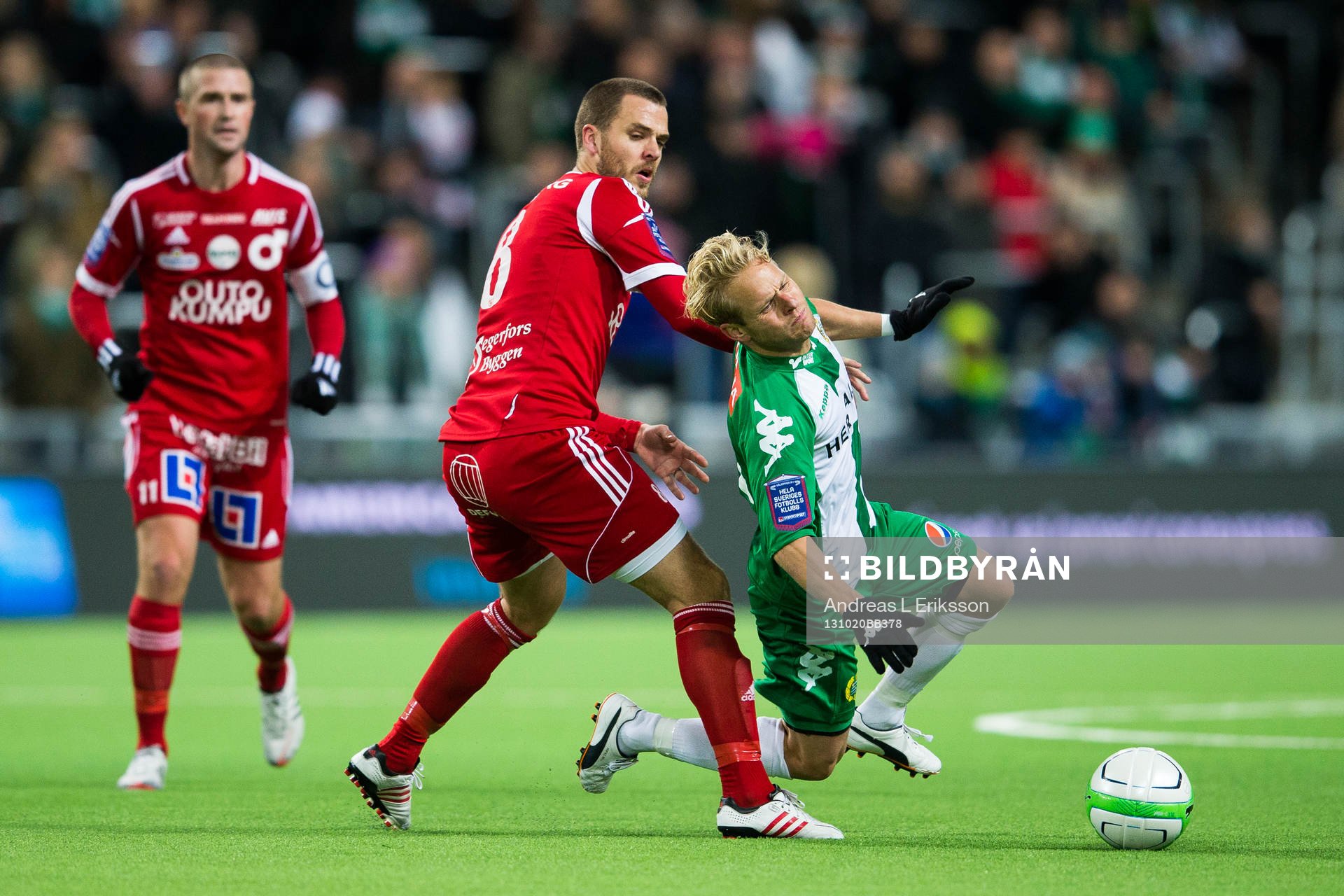 Degerfors Andreas Holmberg har omkull Hammarbys Erik Sundin