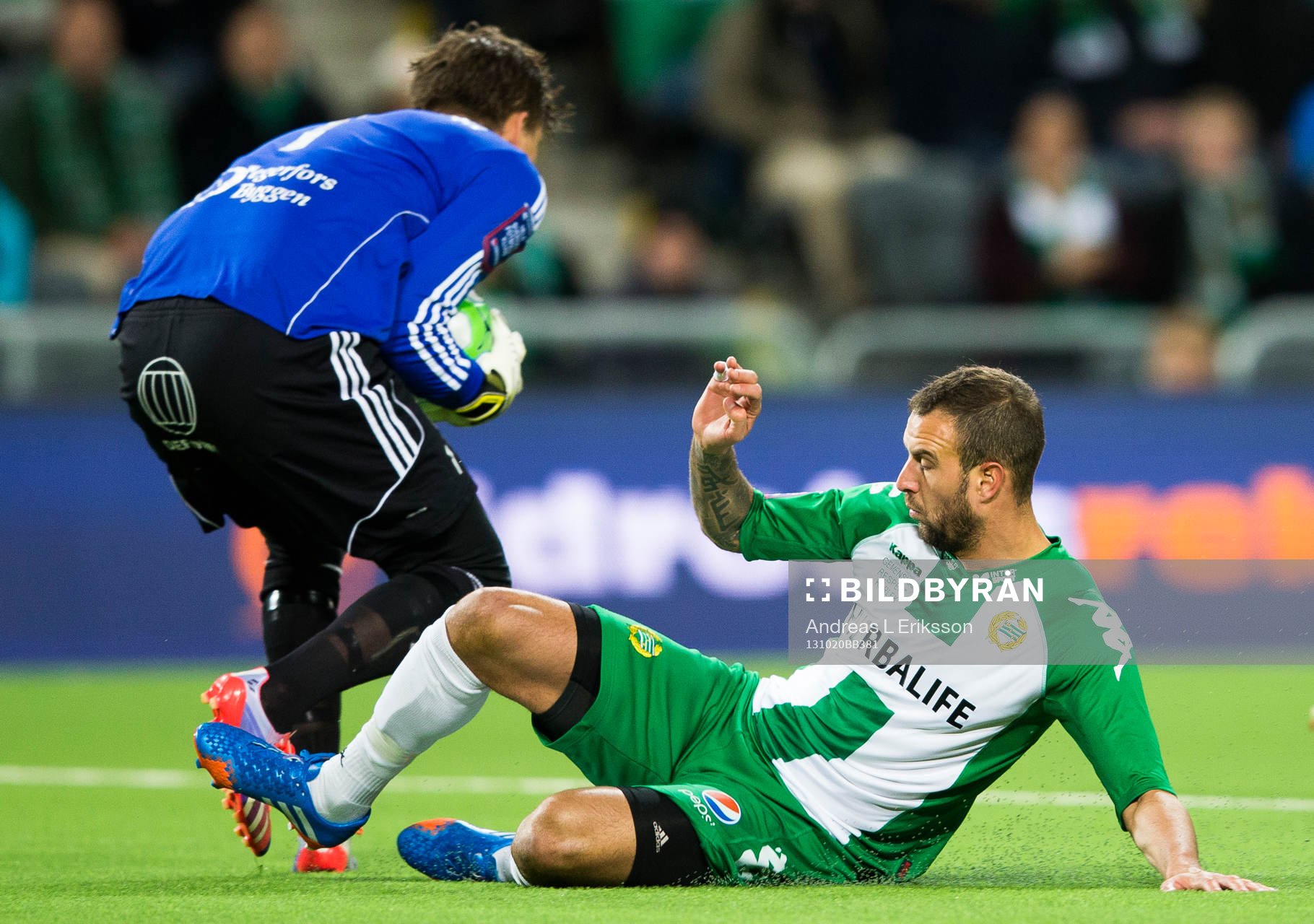 Hammarbys Andreas Haddad går hårt in i en duell med