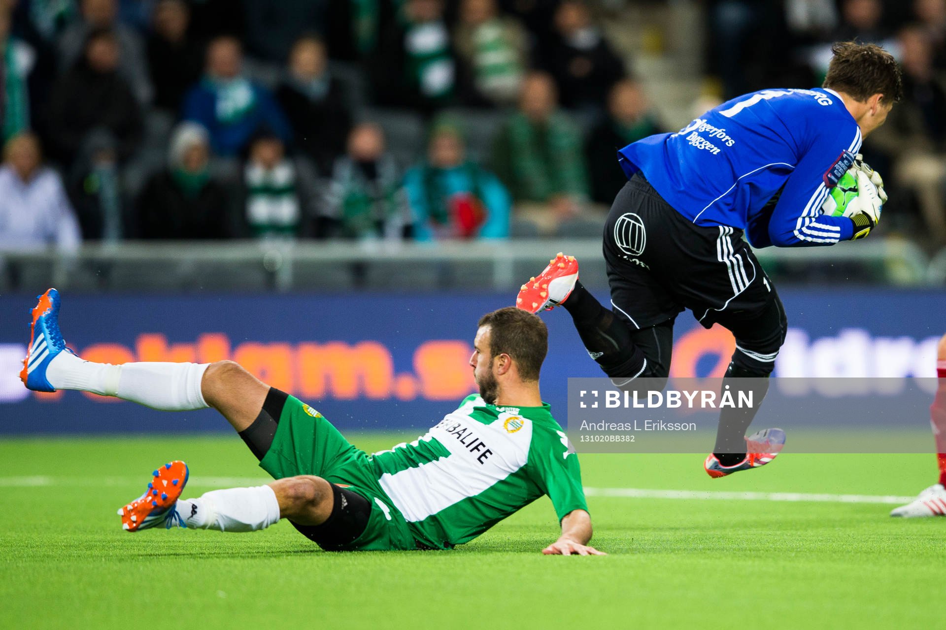 Hammarbys Andreas Haddad går hårt in i en duell med