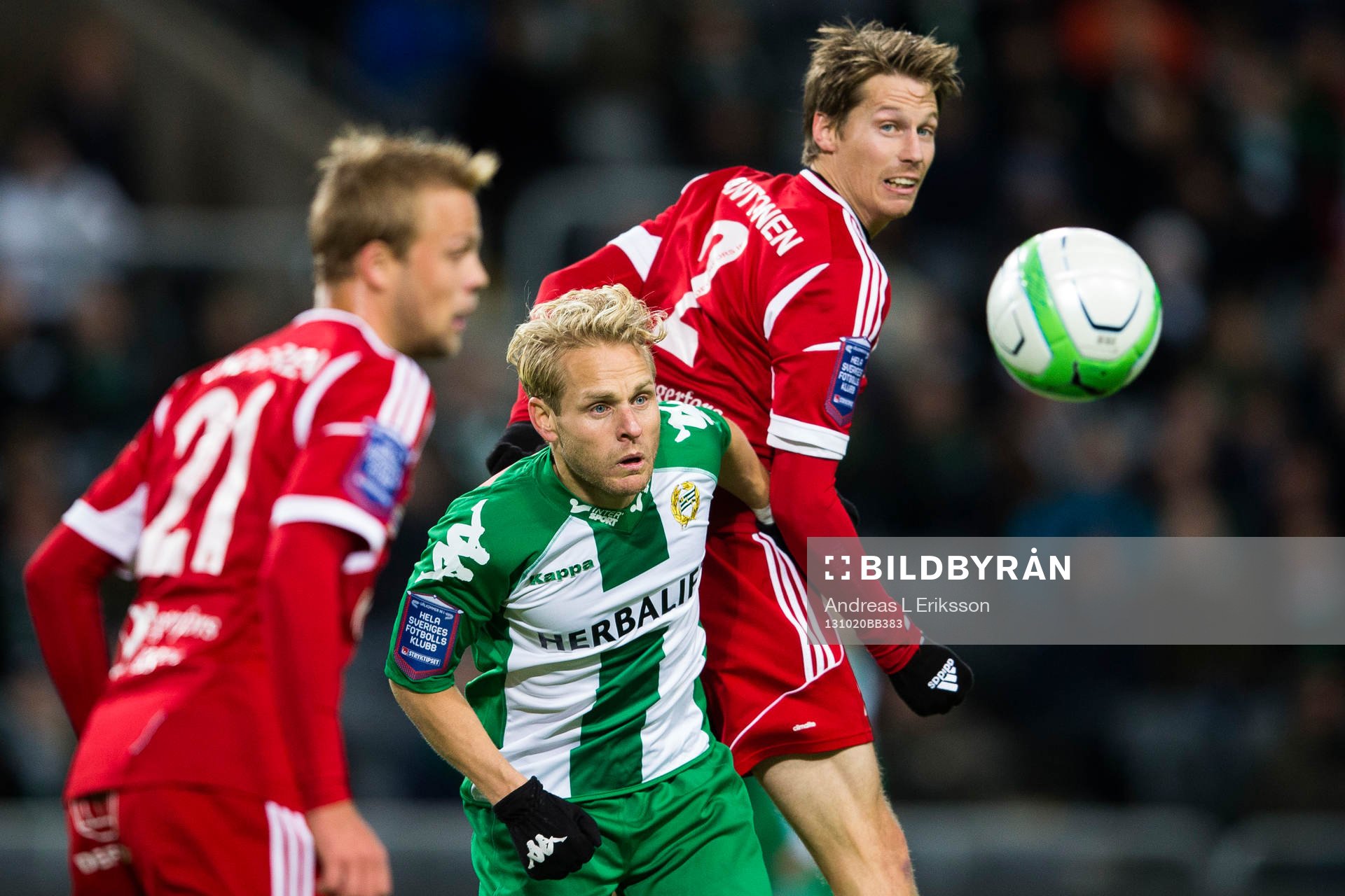 Hammarbys Erik Sundin i en nickduell med Degerfors Patrik