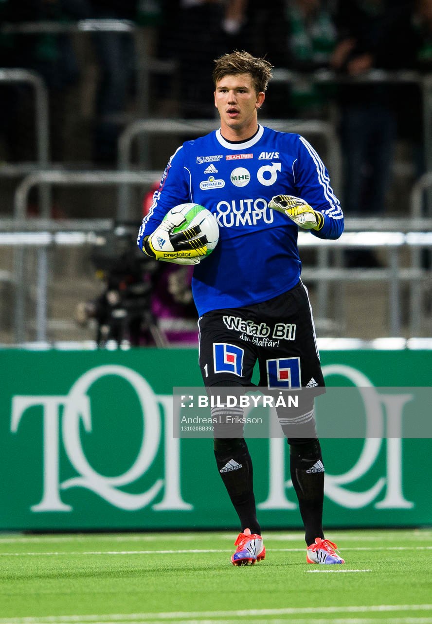 Degerfors målvakt August Strömberg med bollen