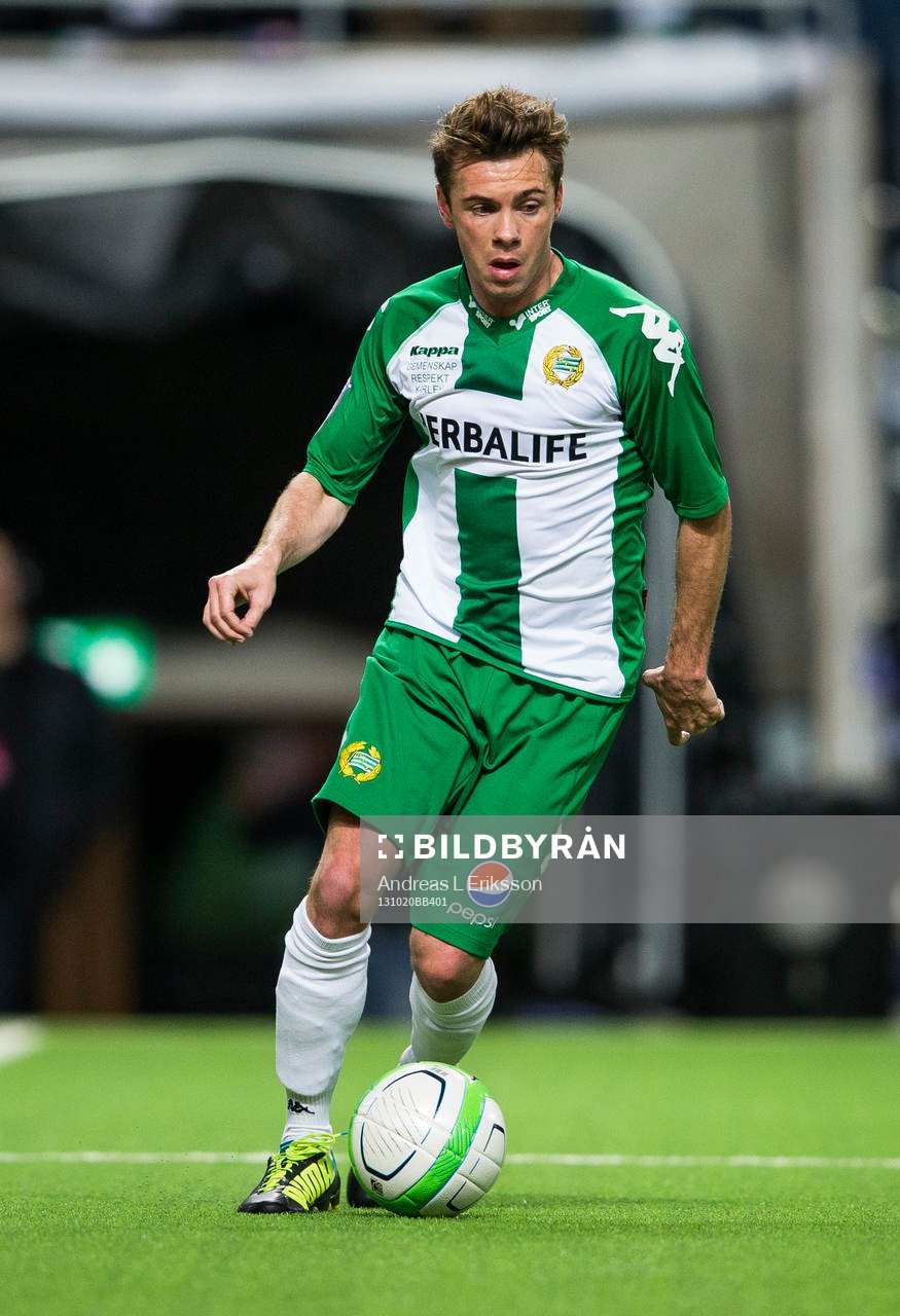 Hammarbys Nikolas Ledgerwood med bollen under fotbollsmatchen i Superettan mellan Hammarby och Degerfors den 20 oktober 2013 i Stockholm. 