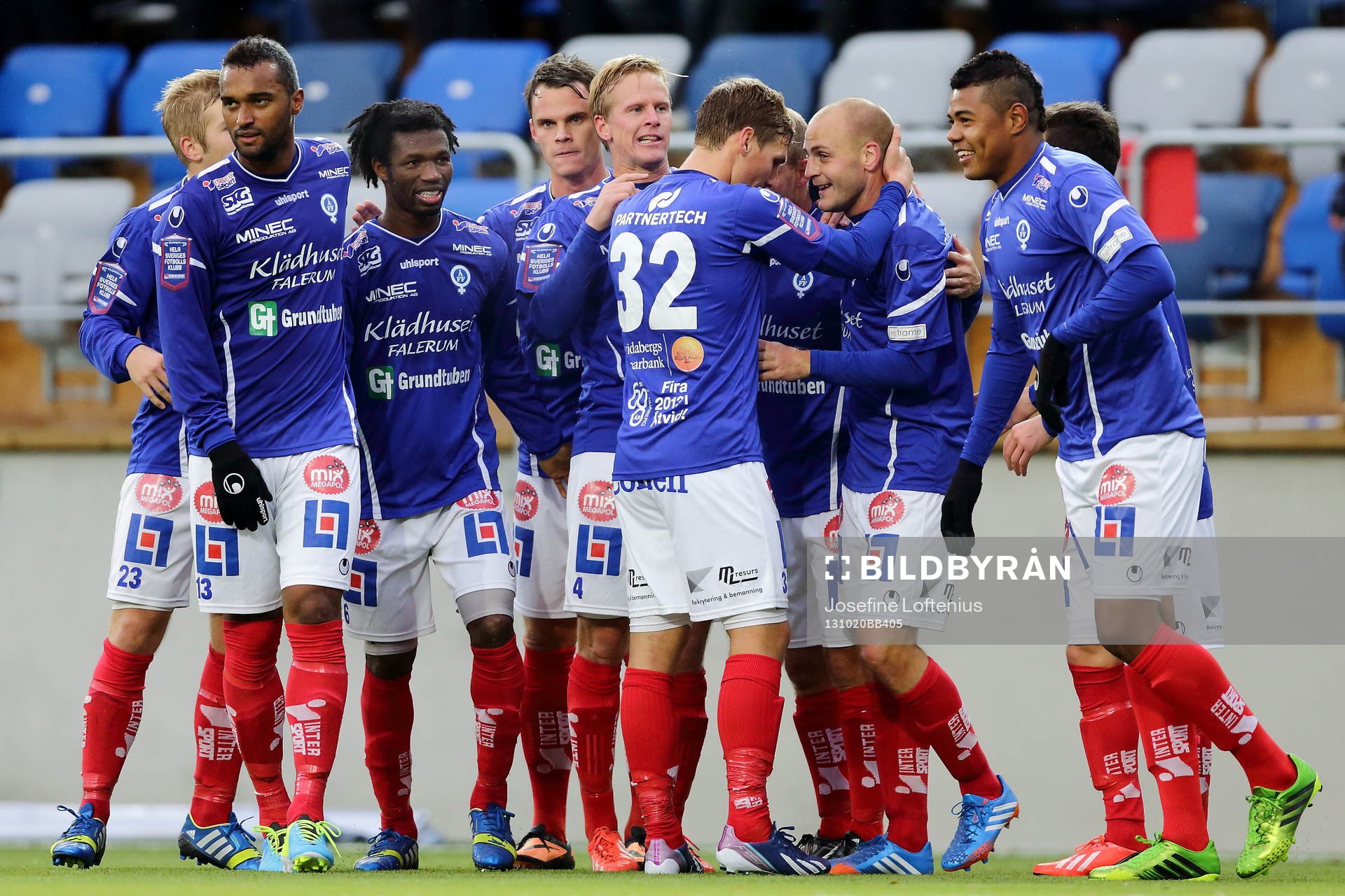 Åtvidaberg jublar efter att Daniel Sjölund gjort sitt andra mål och 3-0 i matchen mellan Åtvidaberg och Helsingborg i Allsvenskan i fotboll den 20 oktober 2013 i Åtvidaberg.