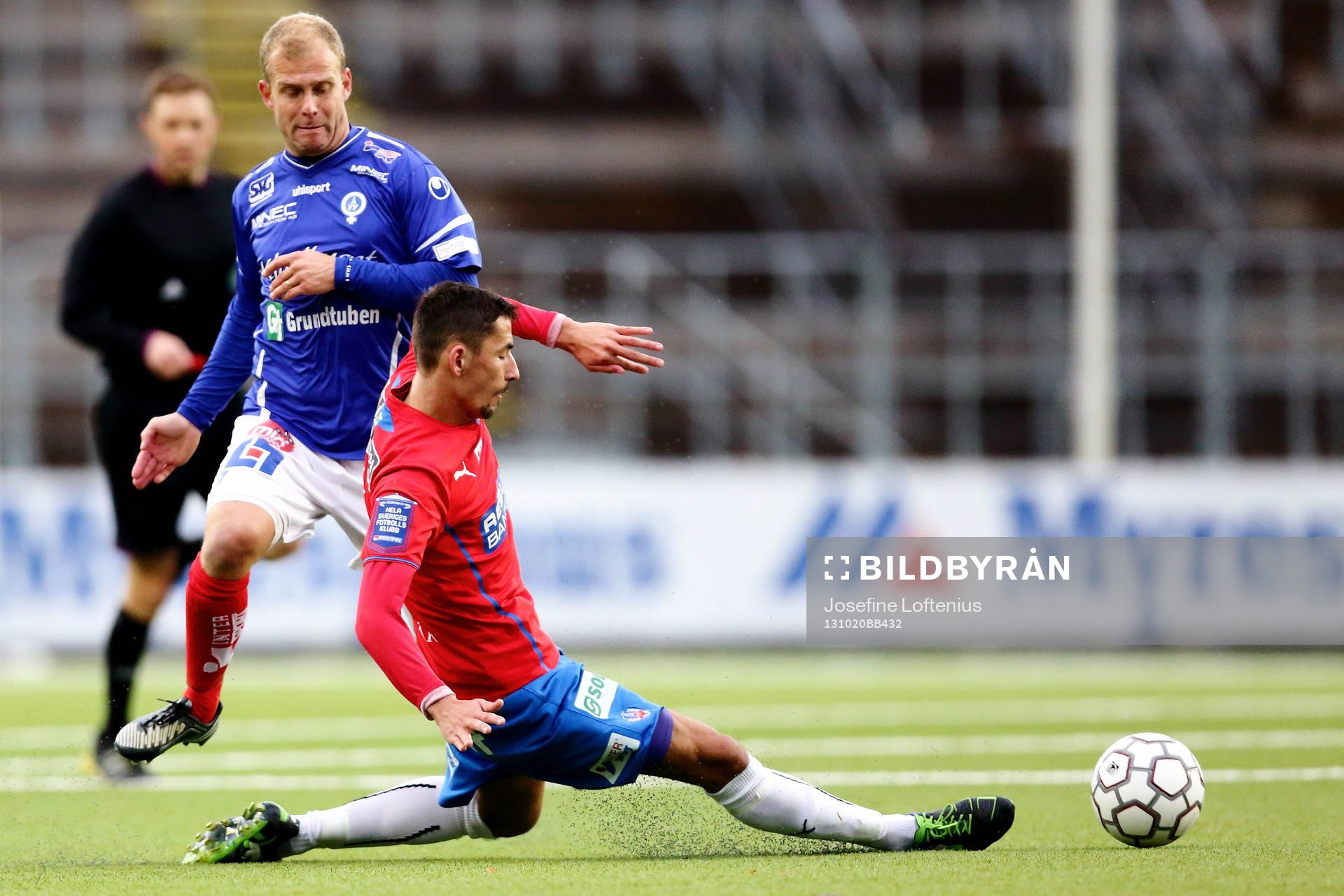 Helsingborgs Loret Sadiku i kamp om bollen med Åtvidabergs