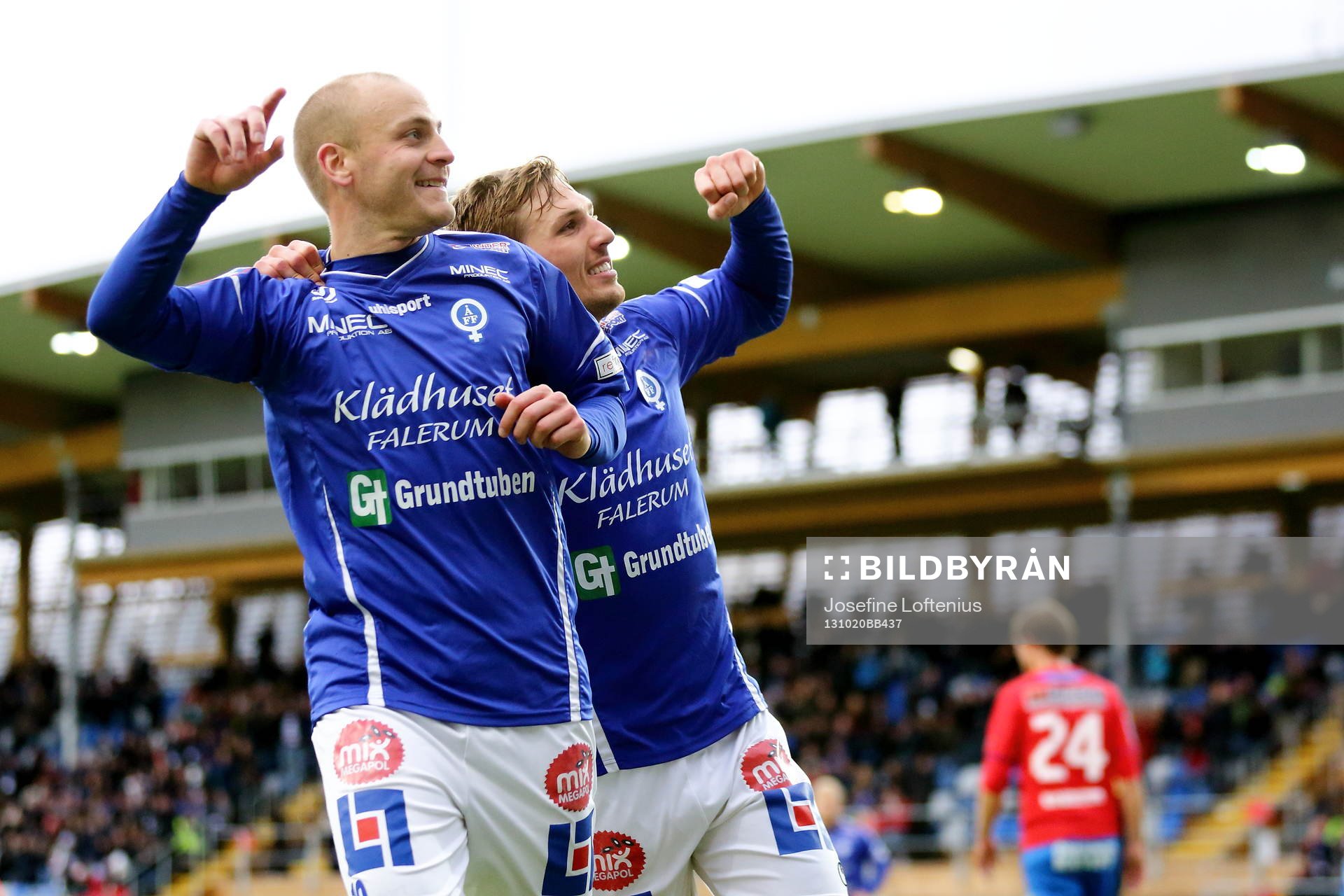 Daniel Sjölund har gjort mål på straff och jublar