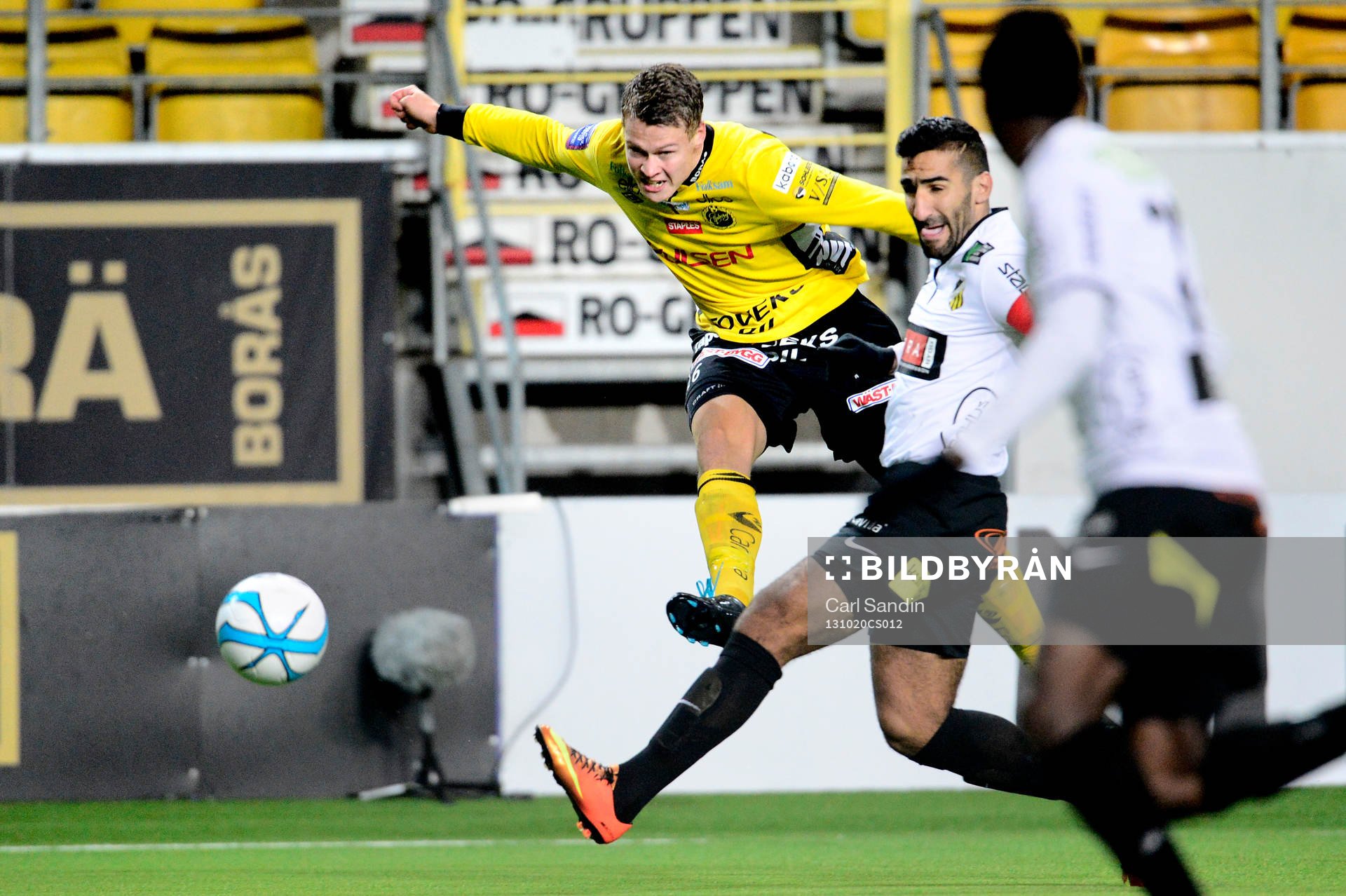 Elfsborgs Viktor Claesson skjuter framför Häckens Mohammed Ali Khan under fotbollsmatchen i allsvenskan mellan Elfsborg och Häcken den 20 oktober 2013 i Borås.
